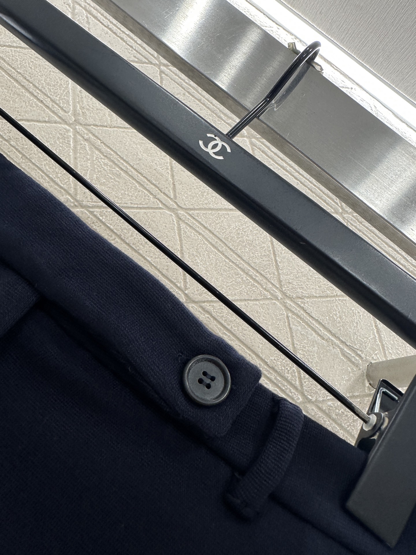 ♥Miumi♥2025新品上架 高腰拉链半裙定制YB进口材质，质感光泽，挺括有型，高腰短裙剪裁，短款版型