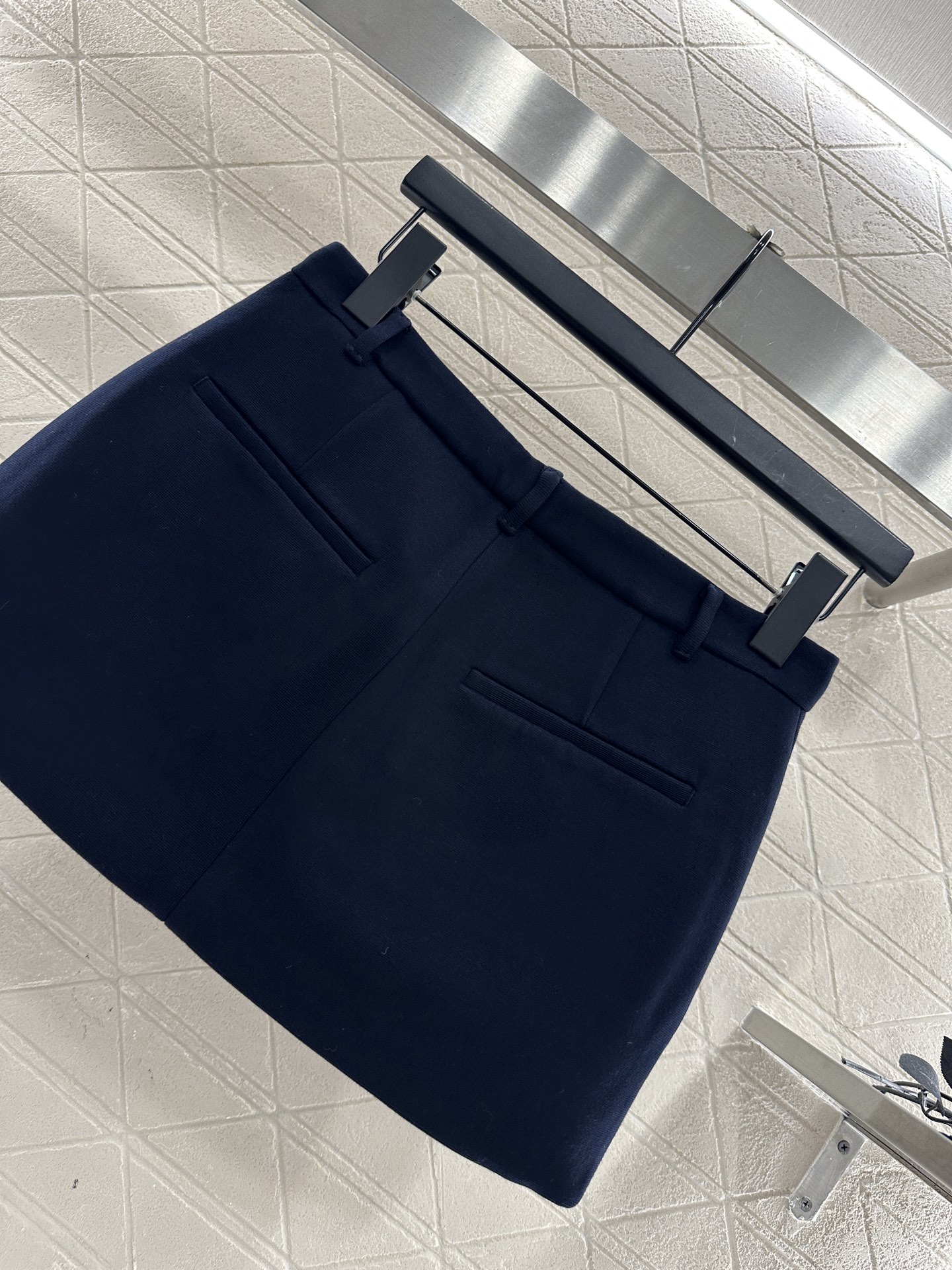 ♥Miumi♥2025新品上架 高腰拉链半裙定制YB进口材质，质感光泽，挺括有型，高腰短裙剪裁，短款版型