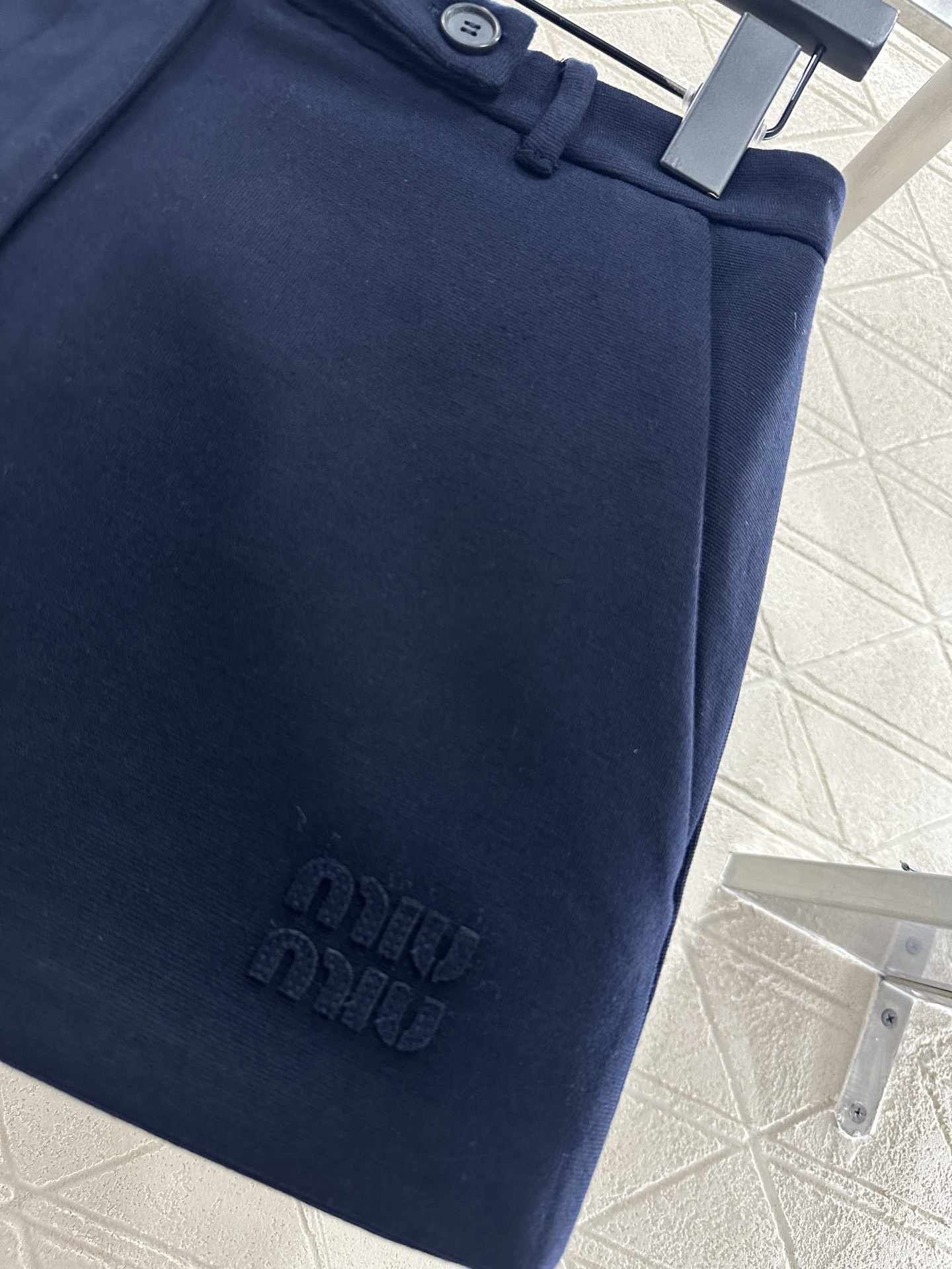 ♥Miumi♥2025新品上架 高腰拉链半裙定制YB进口材质，质感光泽，挺括有型，高腰短裙剪裁，短款版型