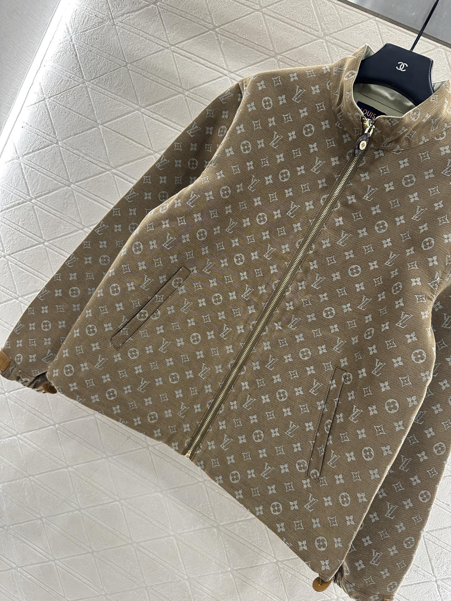 ♥Louis Vuitto*♥2025新品上架 立领提花拉链夹克外套定制YB进口羊毛提花材质，质感光泽，