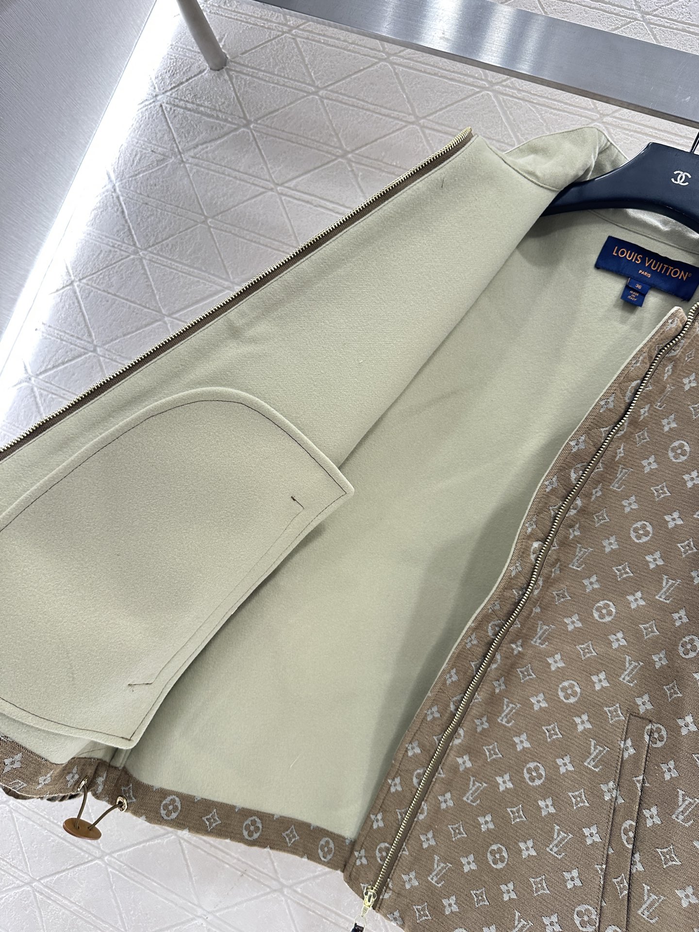 ♥Louis Vuitto*♥2025新品上架 立领提花拉链夹克外套定制YB进口羊毛提花材质，质感光泽，