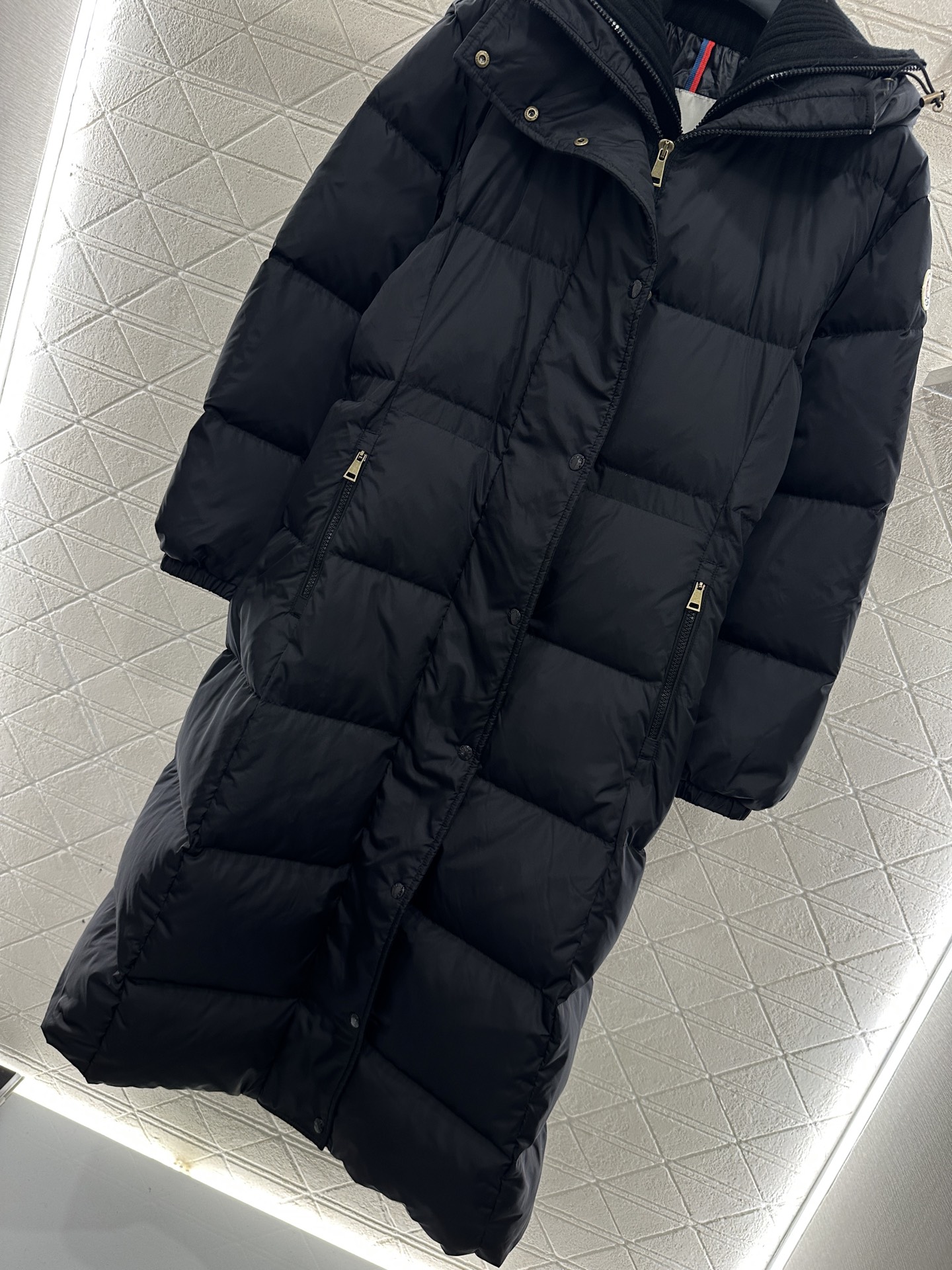 ♥Moncle*♥2025新品上架 连帽收腰长款羽绒外套定制YB防风防水尼龙材质，白鹅绒填充内里，整件轻