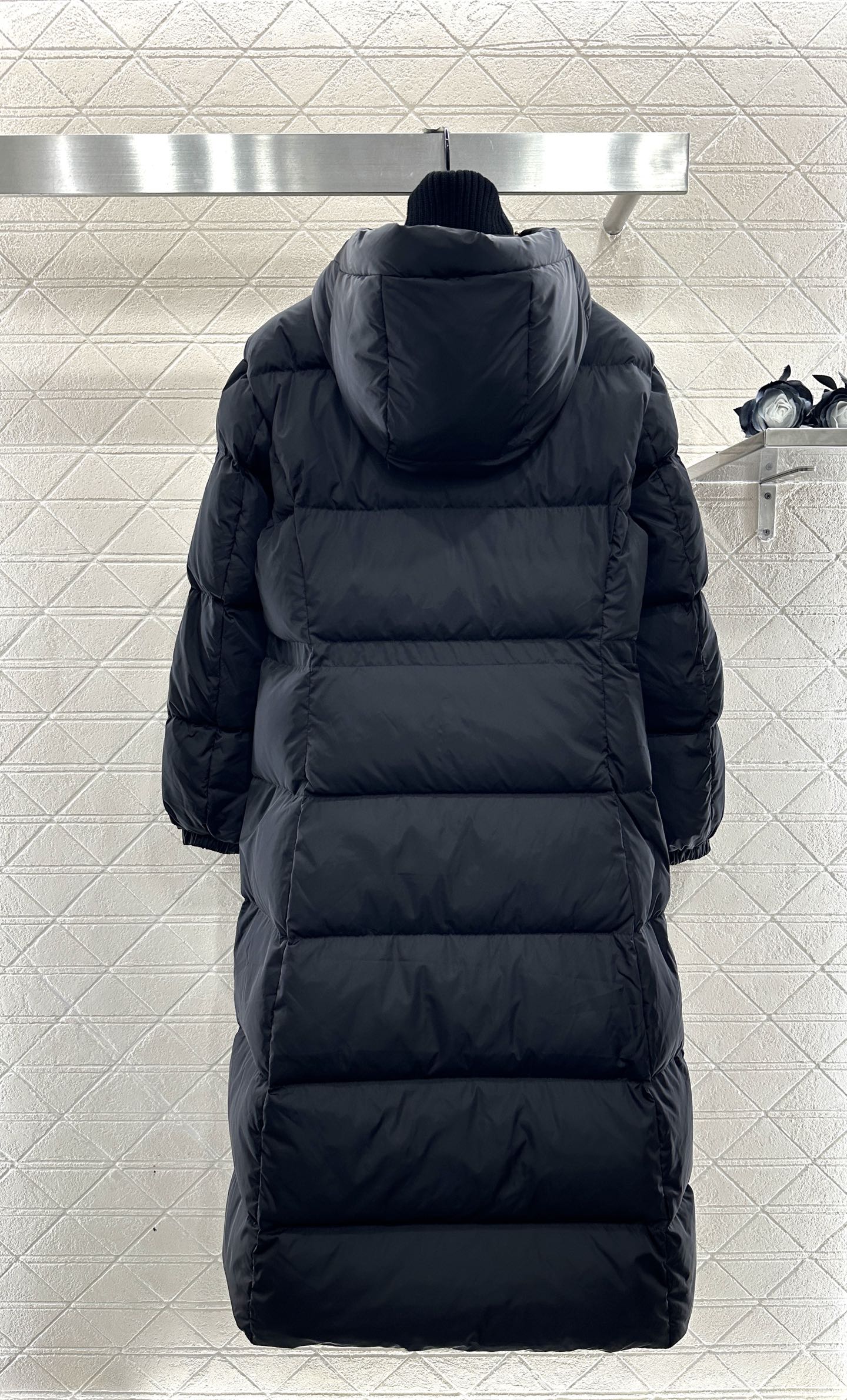 ♥Moncle*♥2025新品上架 连帽收腰长款羽绒外套定制YB防风防水尼龙材质，白鹅绒填充内里，整件轻