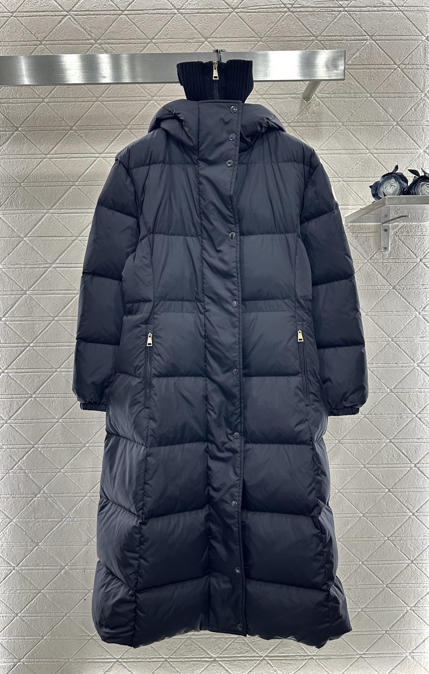 ♥Moncle*♥2025新品上架 连帽收腰长款羽绒外套定制YB防风防水尼龙材质，白鹅绒填充内里，整件轻