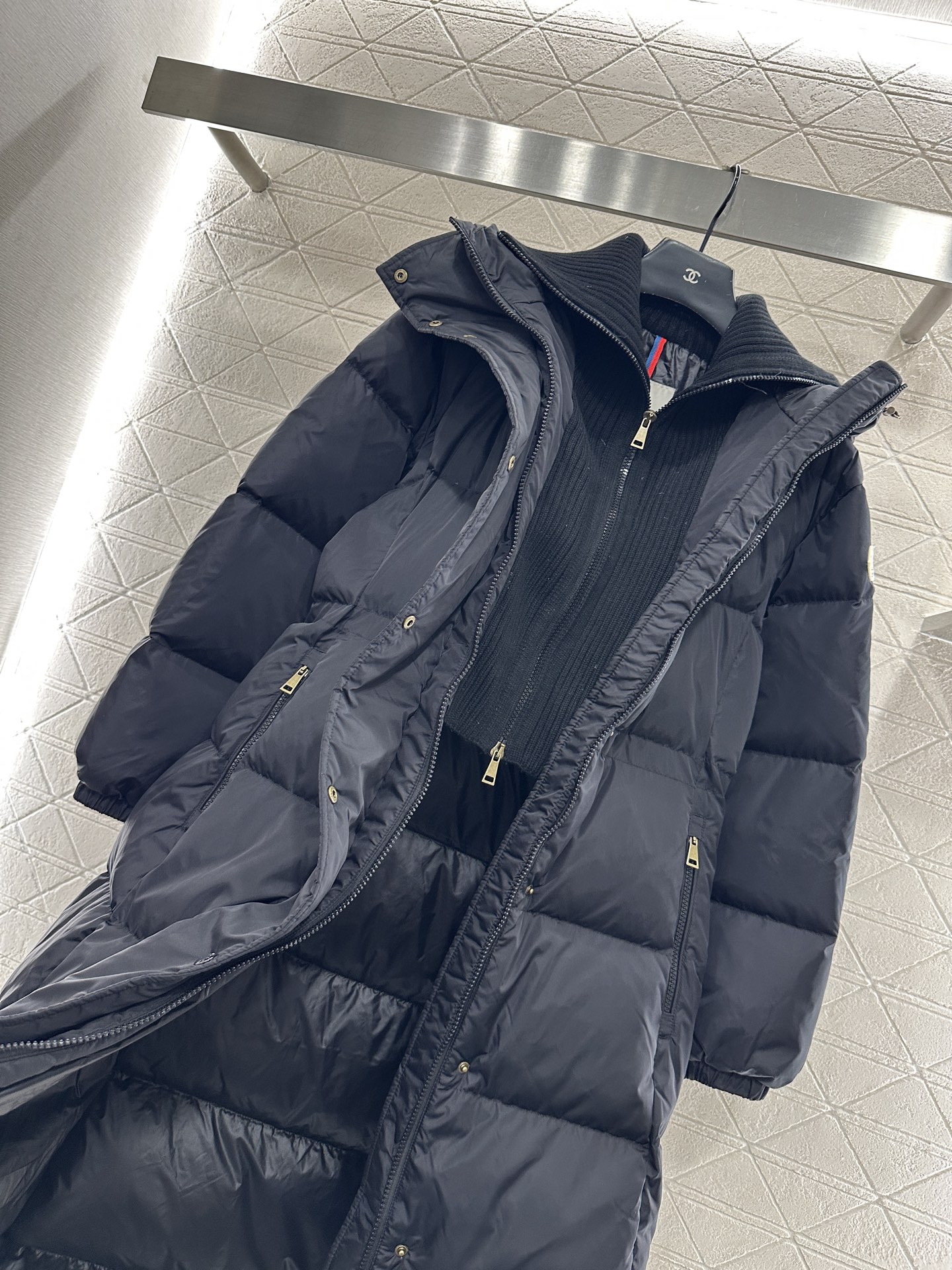 ♥Moncle*♥2025新品上架 连帽收腰长款羽绒外套定制YB防风防水尼龙材质，白鹅绒填充内里，整件轻