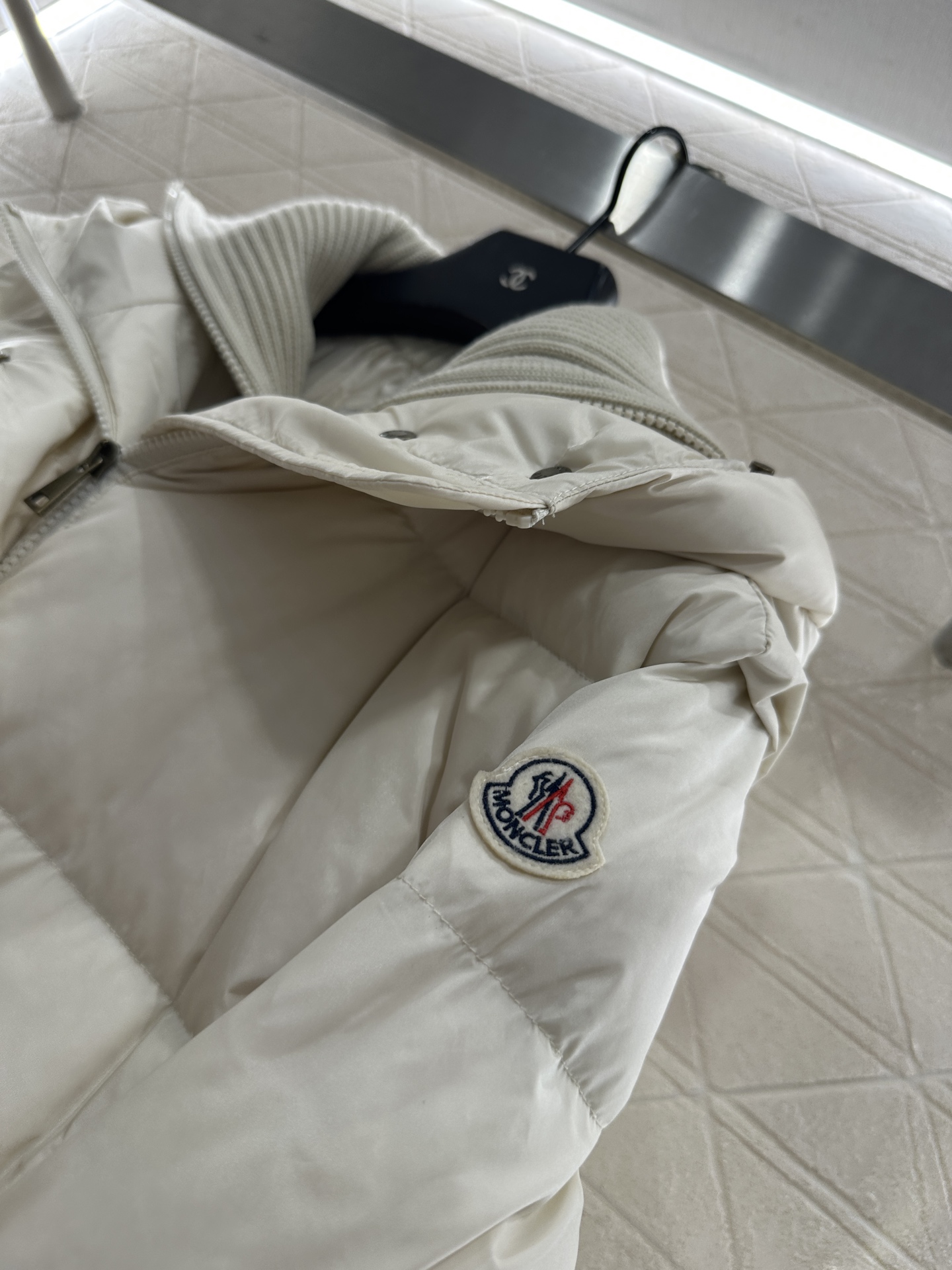 ♥Moncle*♥2025新品上架 连帽收腰长款羽绒外套定制YB防风防水尼龙材质，白鹅绒填充内里，整件轻