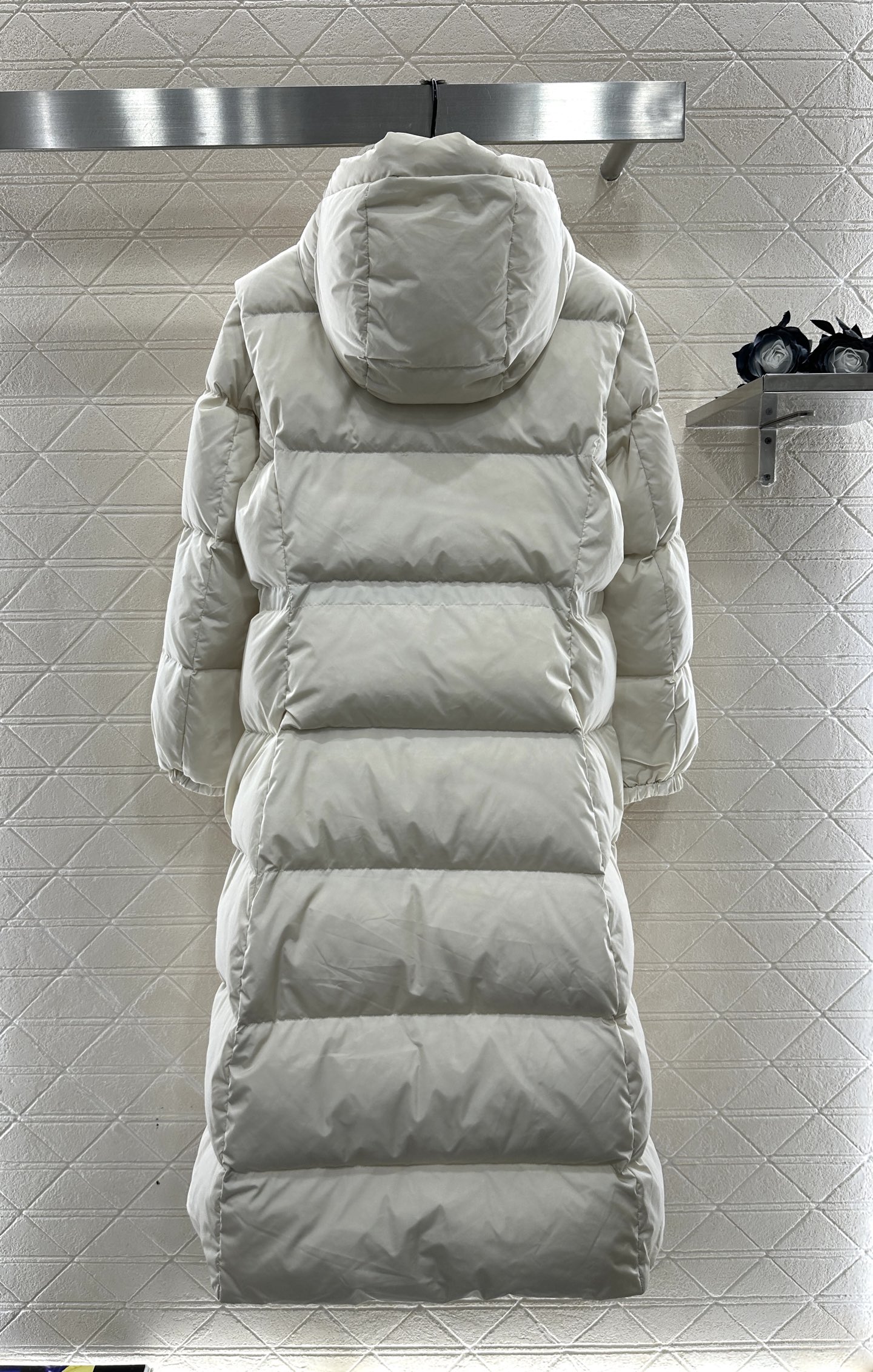 ♥Moncle*♥2025新品上架 连帽收腰长款羽绒外套定制YB防风防水尼龙材质，白鹅绒填充内里，整件轻