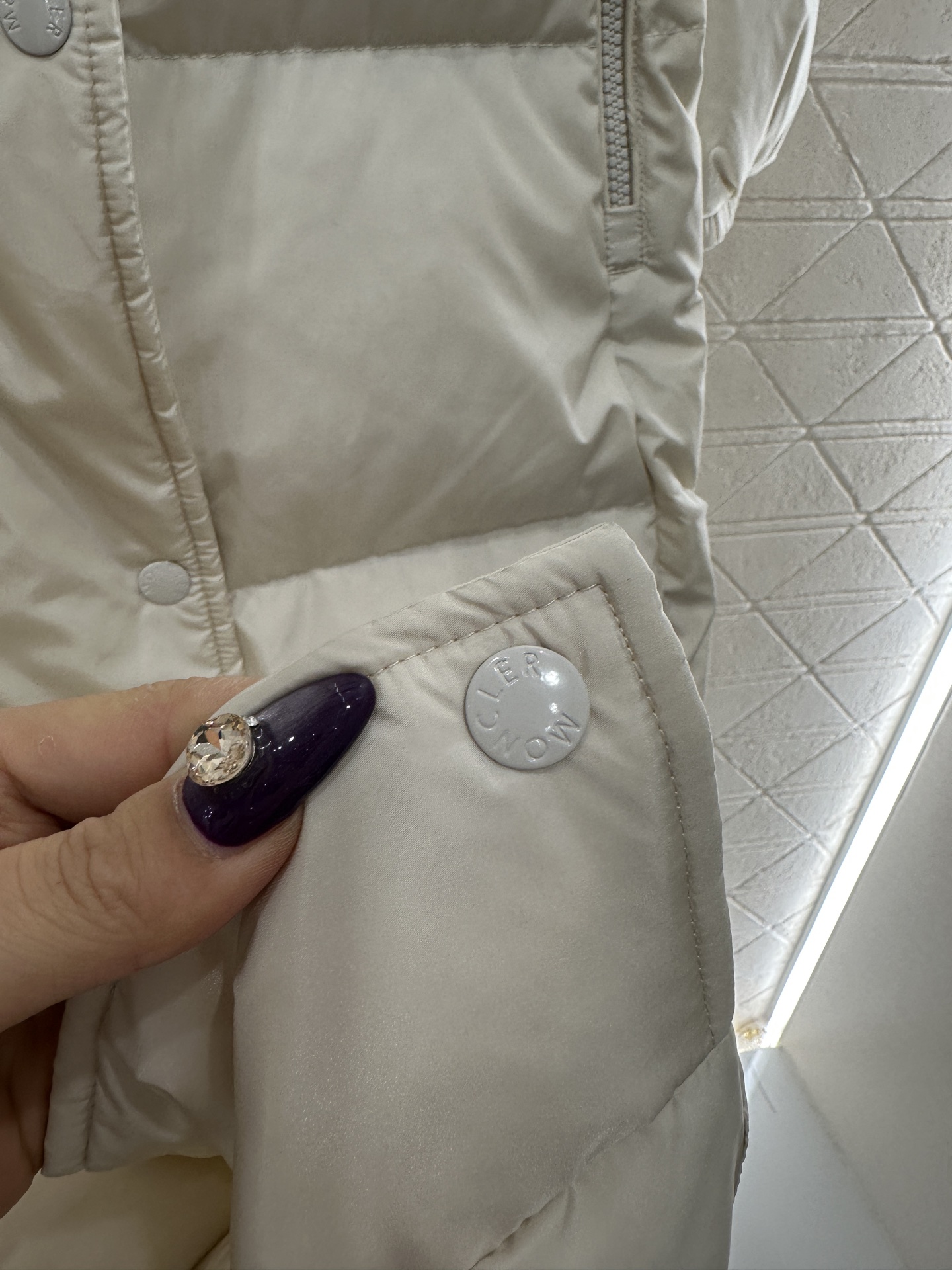 ♥Moncle*♥2025新品上架 连帽收腰长款羽绒外套定制YB防风防水尼龙材质，白鹅绒填充内里，整件轻