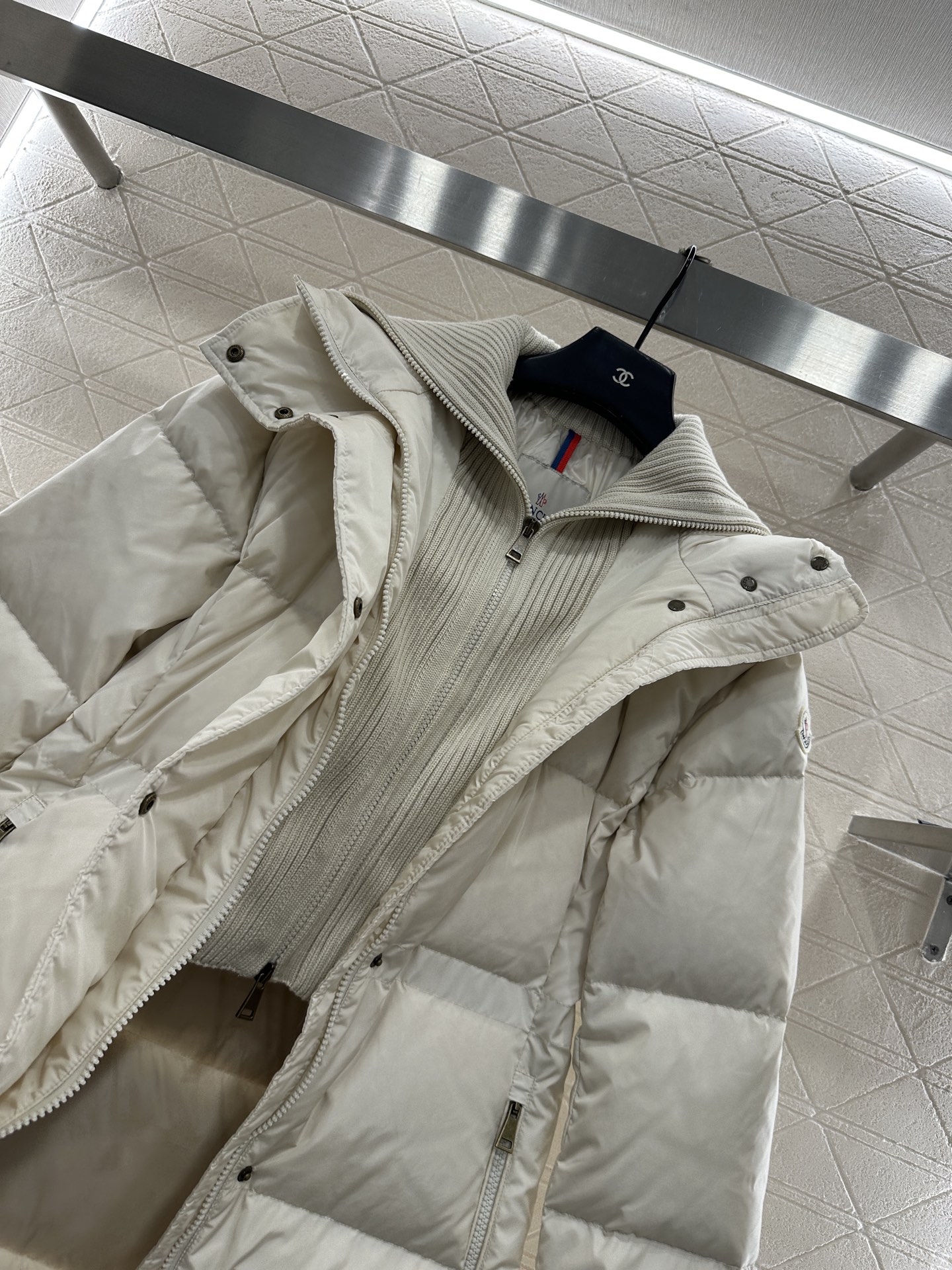 ♥Moncle*♥2025新品上架 连帽收腰长款羽绒外套定制YB防风防水尼龙材质，白鹅绒填充内里，整件轻