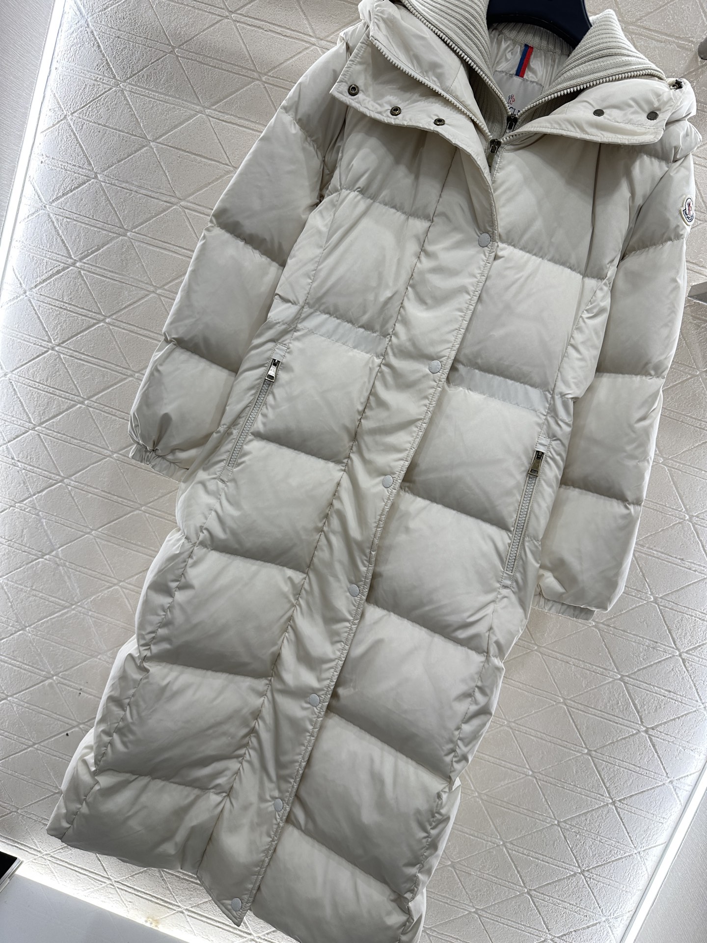 ♥Moncle*♥2025新品上架 连帽收腰长款羽绒外套定制YB防风防水尼龙材质，白鹅绒填充内里，整件轻
