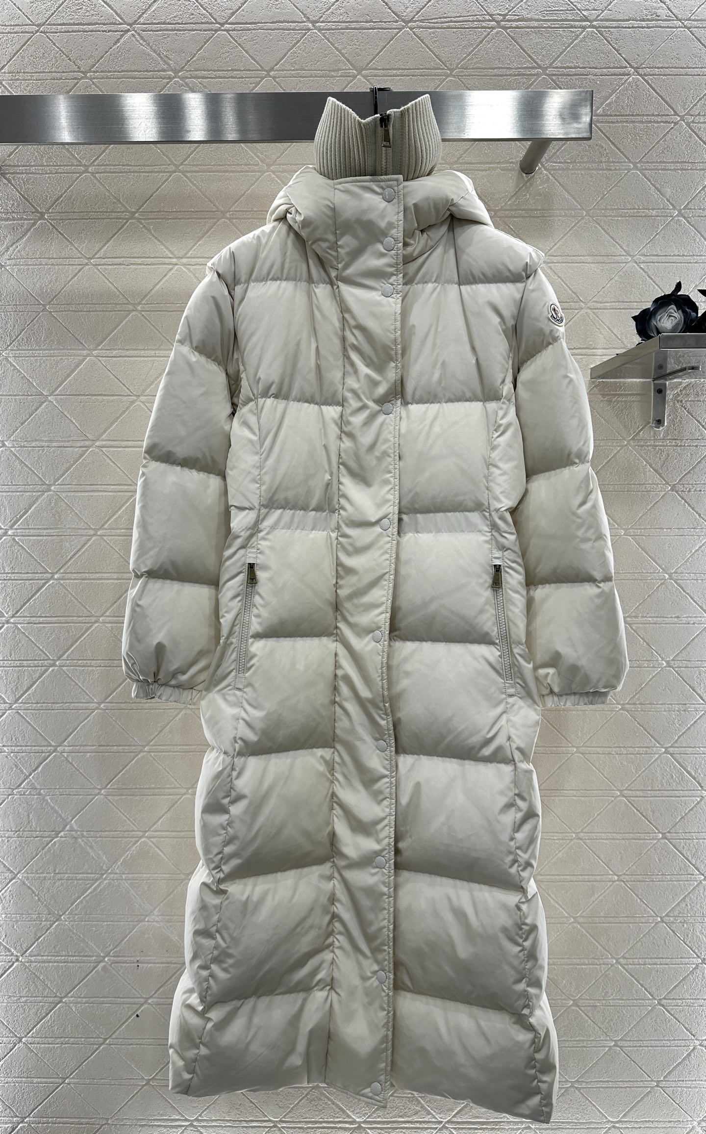 ♥Moncle*♥2025新品上架 连帽收腰长款羽绒外套定制YB防风防水尼龙材质，白鹅绒填充内里，整件轻