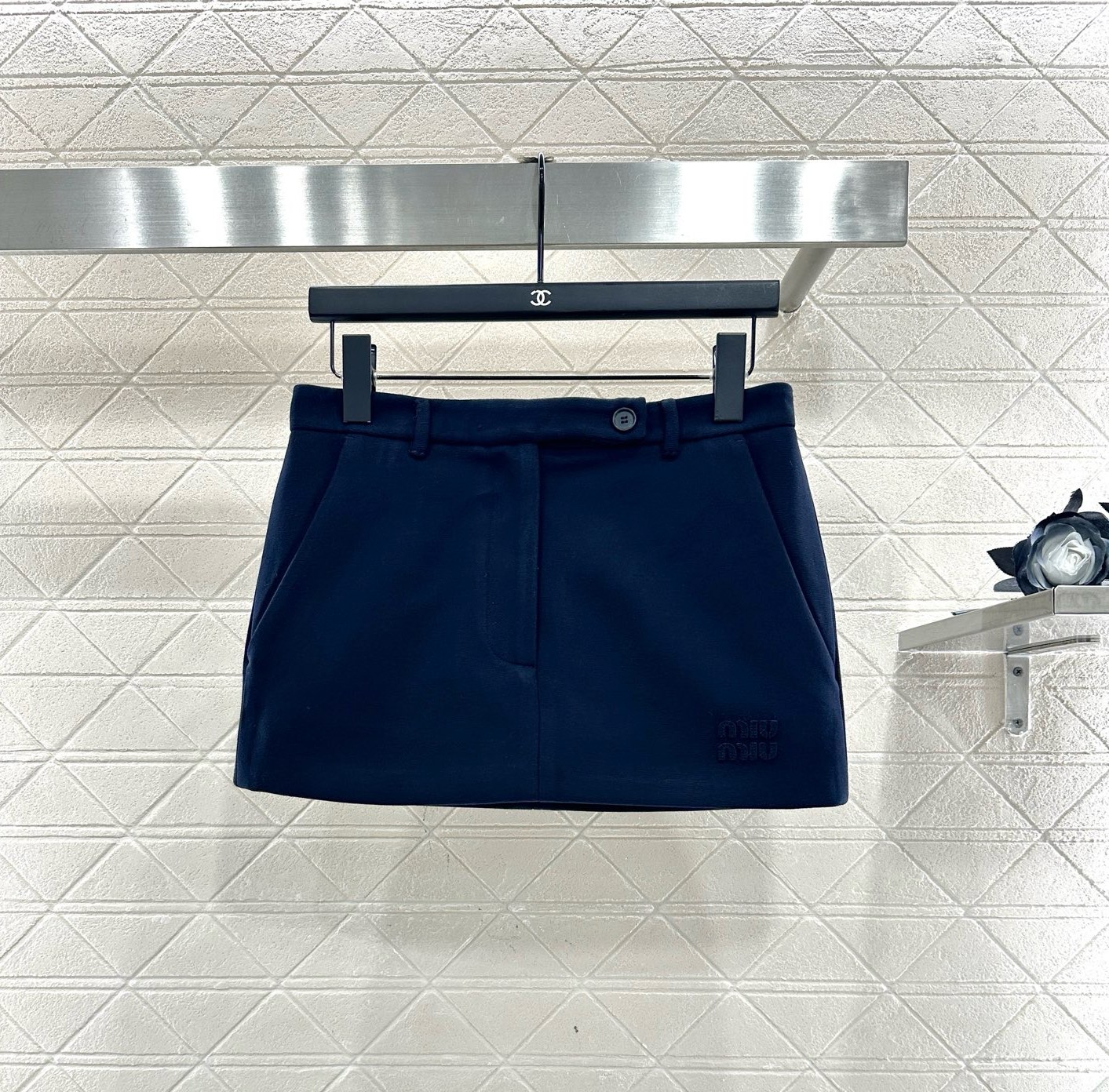 ♥Miumi♥2025新品上架 高腰拉链半裙定制YB进口材质，质感光泽，挺括有型，高腰短裙剪裁，短款版型