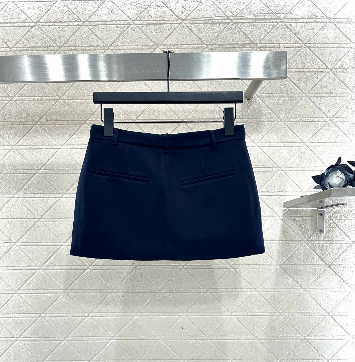 ♥Miumi♥2025新品上架 高腰拉链半裙定制YB进口材质，质感光泽，挺括有型，高腰短裙剪裁，短款版型