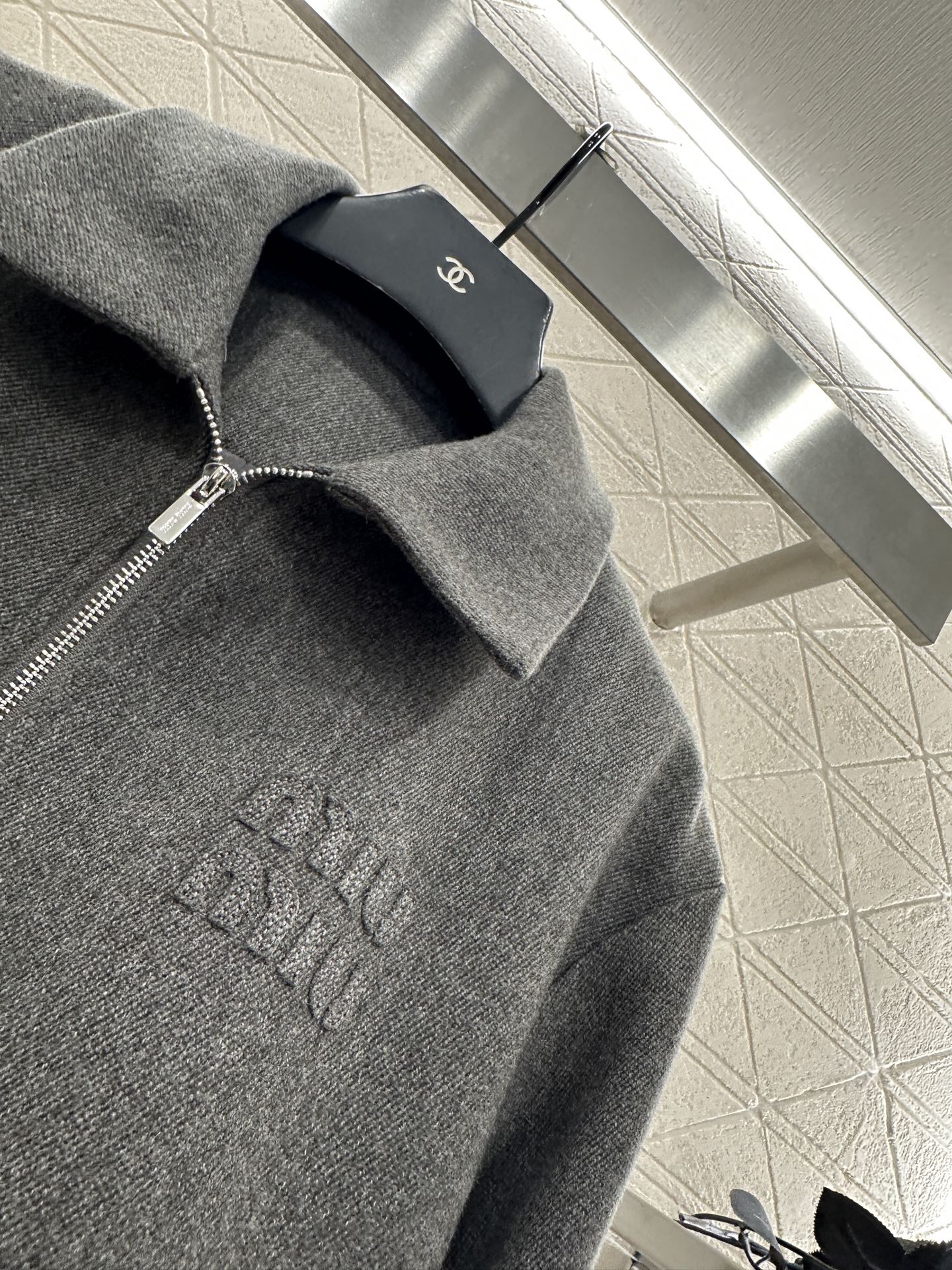 ♥Miumi*♥2025新品上架 翻领拉链夹克外套定制YB斜纹全棉材质，质感光泽，挺括有型，夹克外套版型