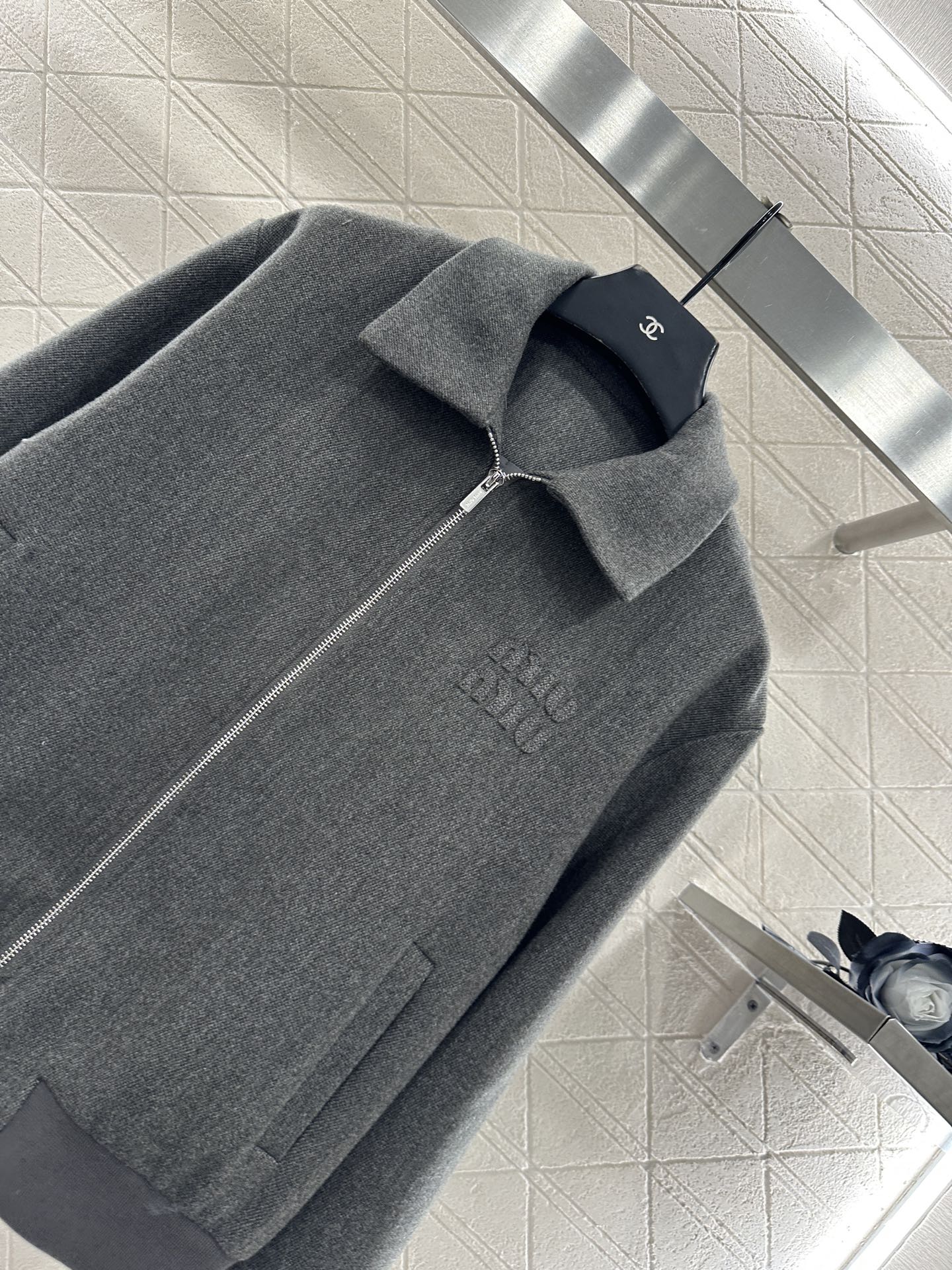 ♥Miumi*♥2025新品上架 翻领拉链夹克外套定制YB斜纹全棉材质，质感光泽，挺括有型，夹克外套版型