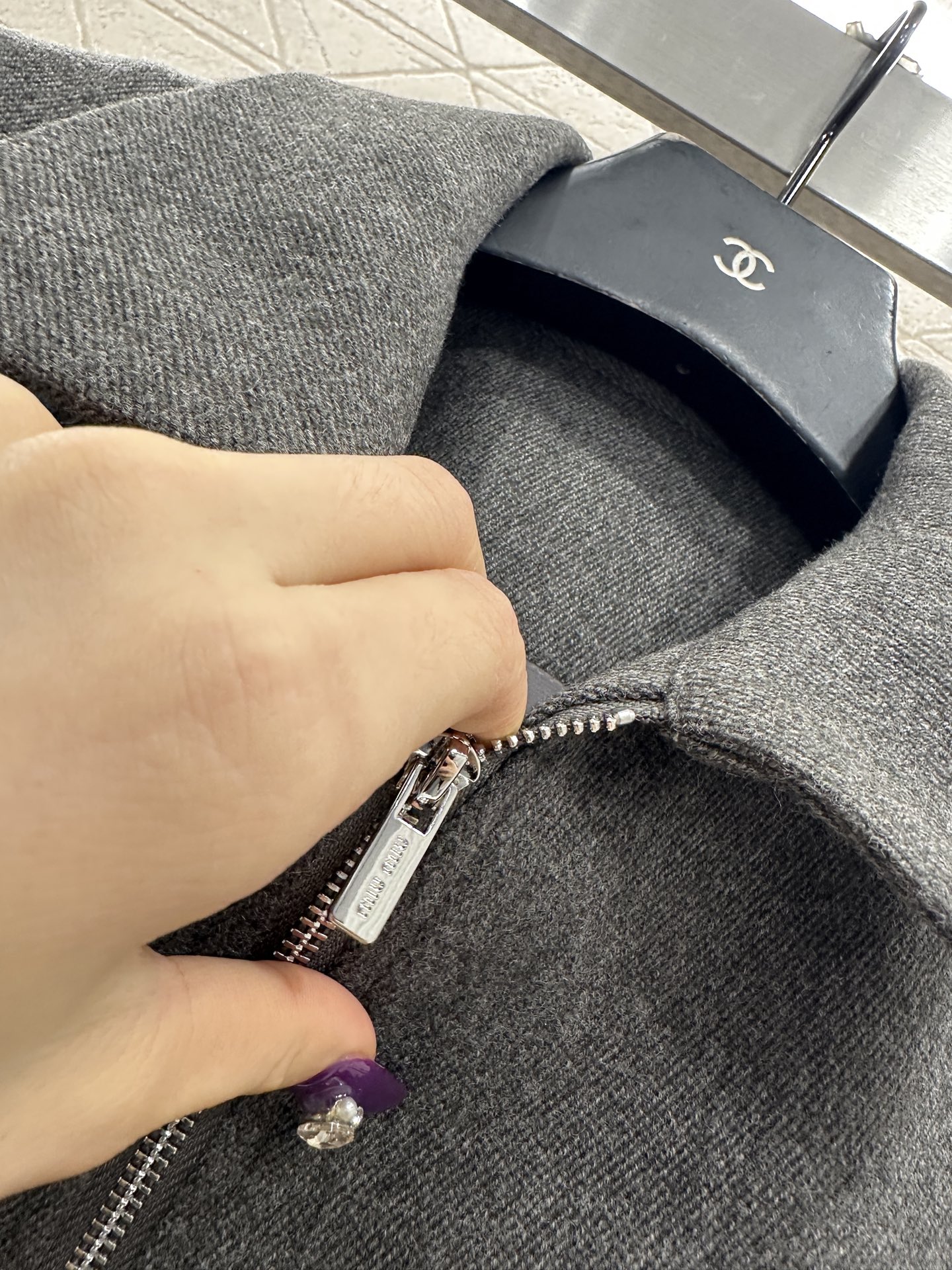 ♥Miumi*♥2025新品上架 翻领拉链夹克外套定制YB斜纹全棉材质，质感光泽，挺括有型，夹克外套版型