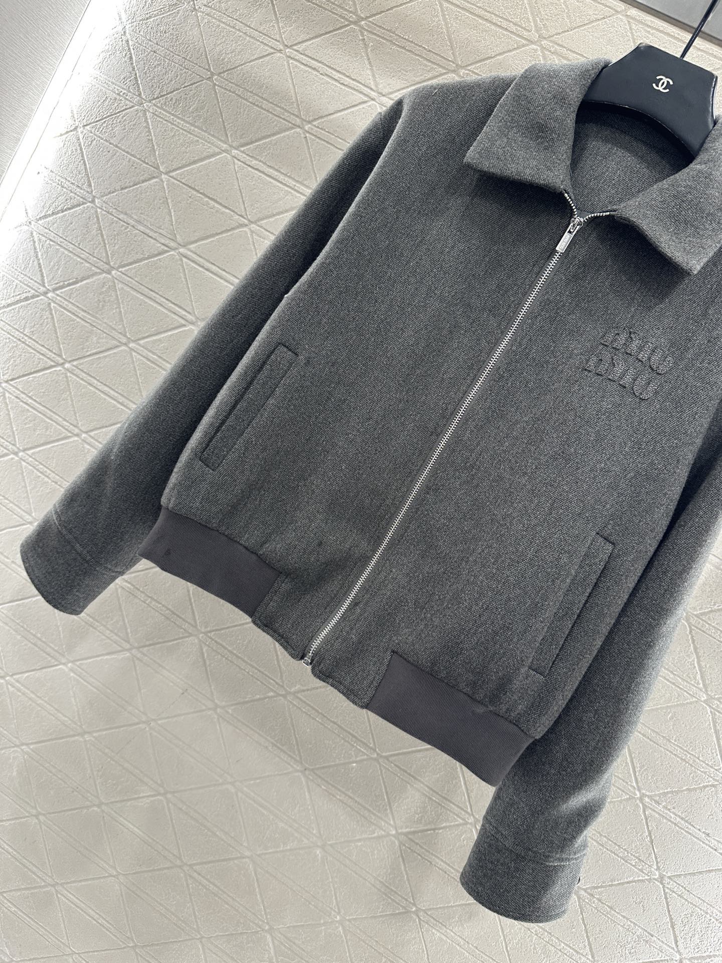 ♥Miumi*♥2025新品上架 翻领拉链夹克外套定制YB斜纹全棉材质，质感光泽，挺括有型，夹克外套版型