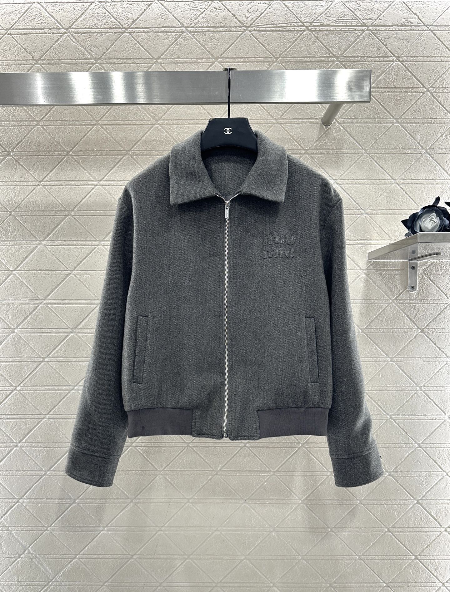 ♥Miumi*♥2025新品上架 翻领拉链夹克外套定制YB斜纹全棉材质，质感光泽，挺括有型，夹克外套版型