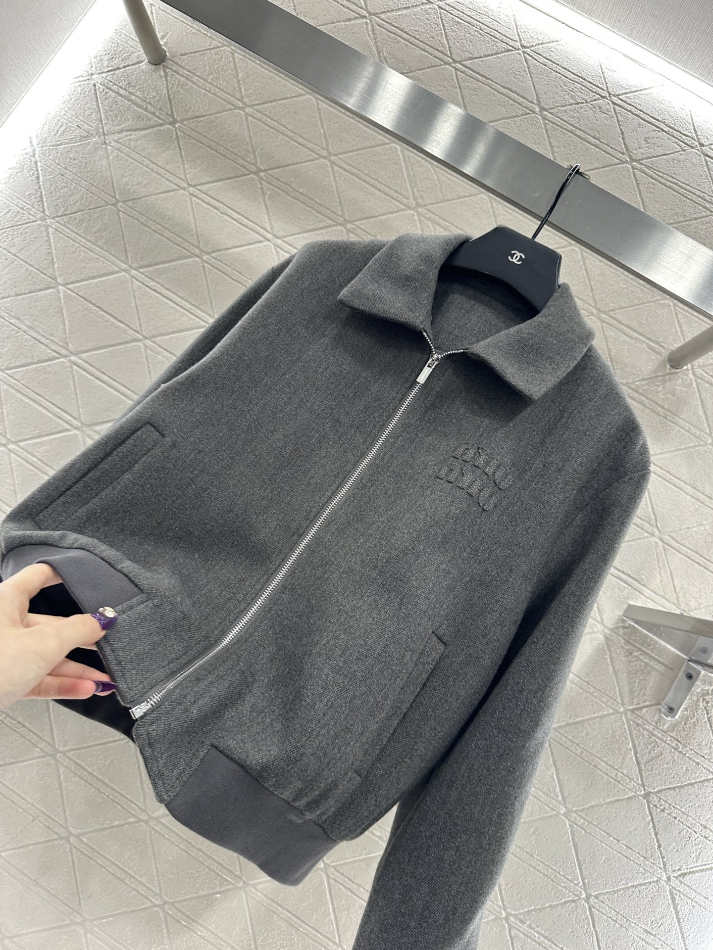 ♥Miumi*♥2025新品上架 翻领拉链夹克外套定制YB斜纹全棉材质，质感光泽，挺括有型，夹克外套版型