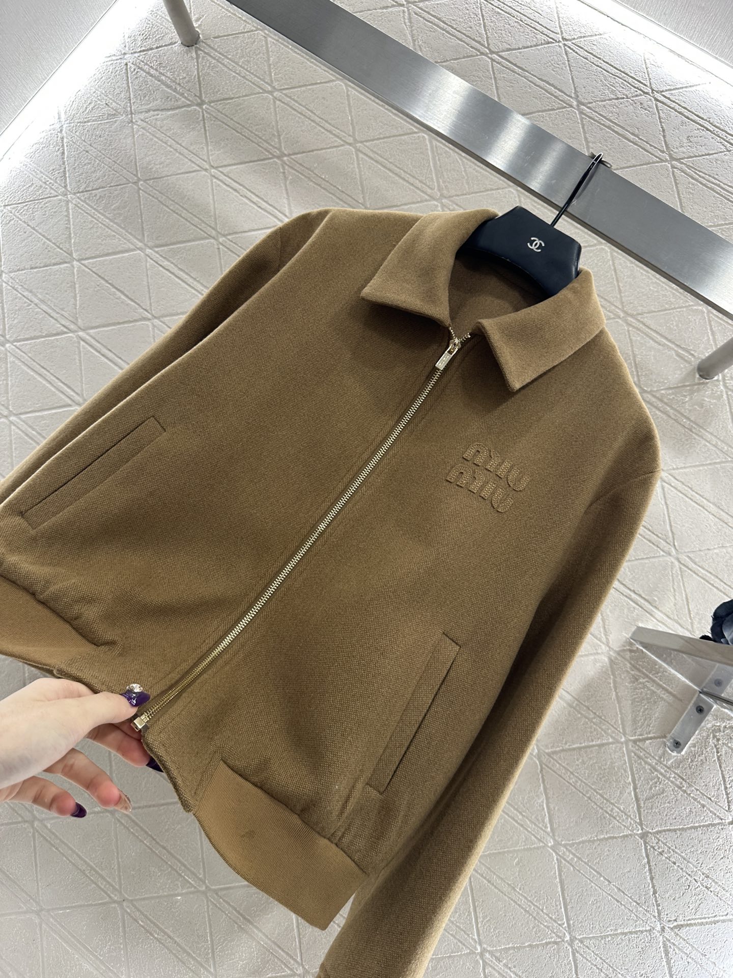 ♥Miumi*♥2025新品上架 翻领拉链夹克外套定制YB斜纹全棉材质，质感光泽，挺括有型，夹克外套版型