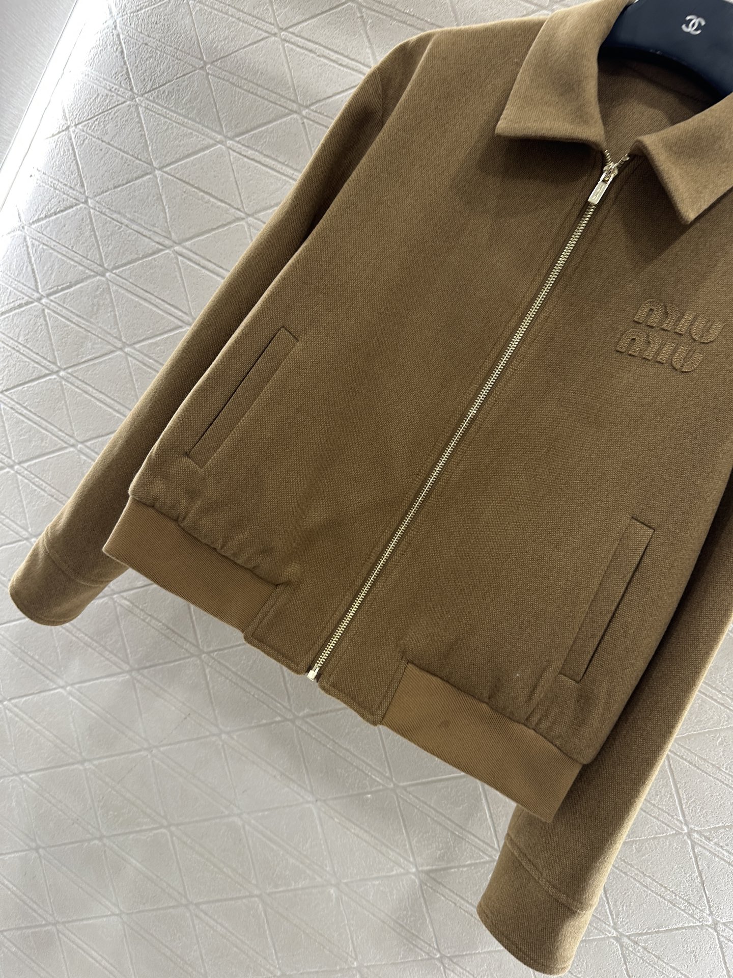 ♥Miumi*♥2025新品上架 翻领拉链夹克外套定制YB斜纹全棉材质，质感光泽，挺括有型，夹克外套版型