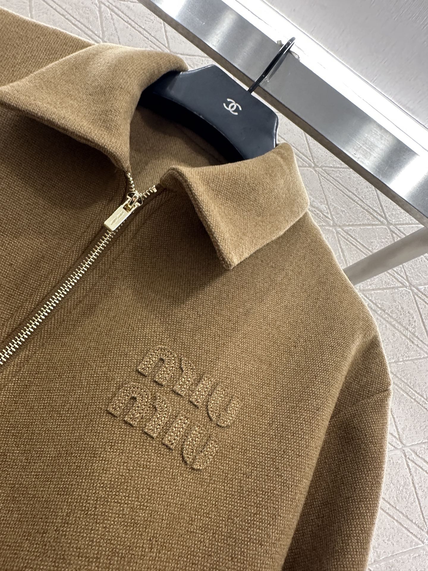 ♥Miumi*♥2025新品上架 翻领拉链夹克外套定制YB斜纹全棉材质，质感光泽，挺括有型，夹克外套版型