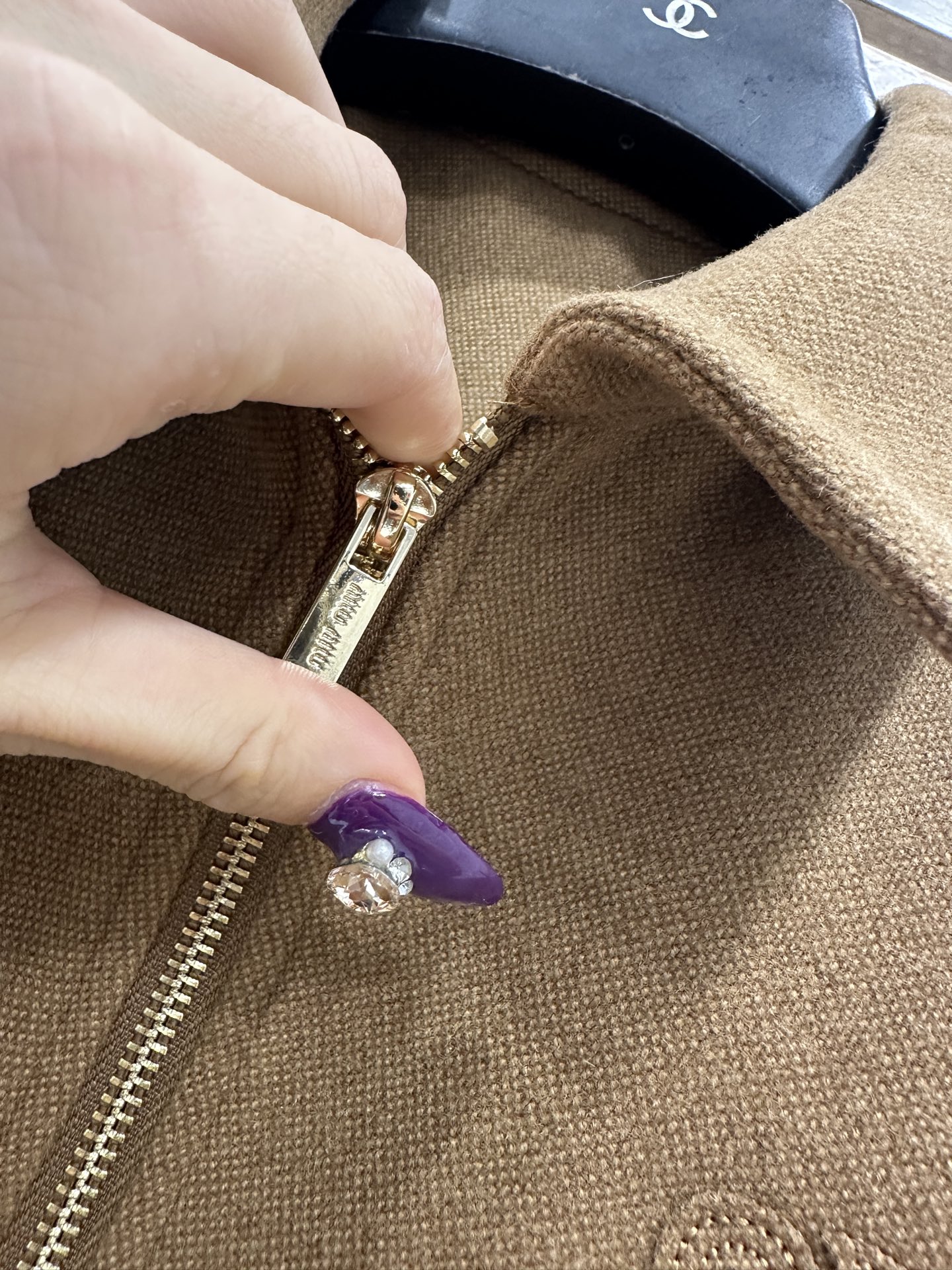 ♥Miumi*♥2025新品上架 翻领拉链夹克外套定制YB斜纹全棉材质，质感光泽，挺括有型，夹克外套版型