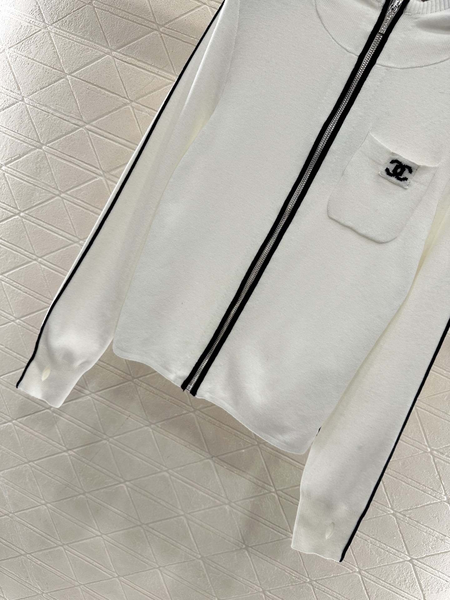 ♥Chane*♥2025新品上架 立体花朵针织马甲定制YB羊毛纱线织造，质感细腻，柔软舒适，圆领针织马甲