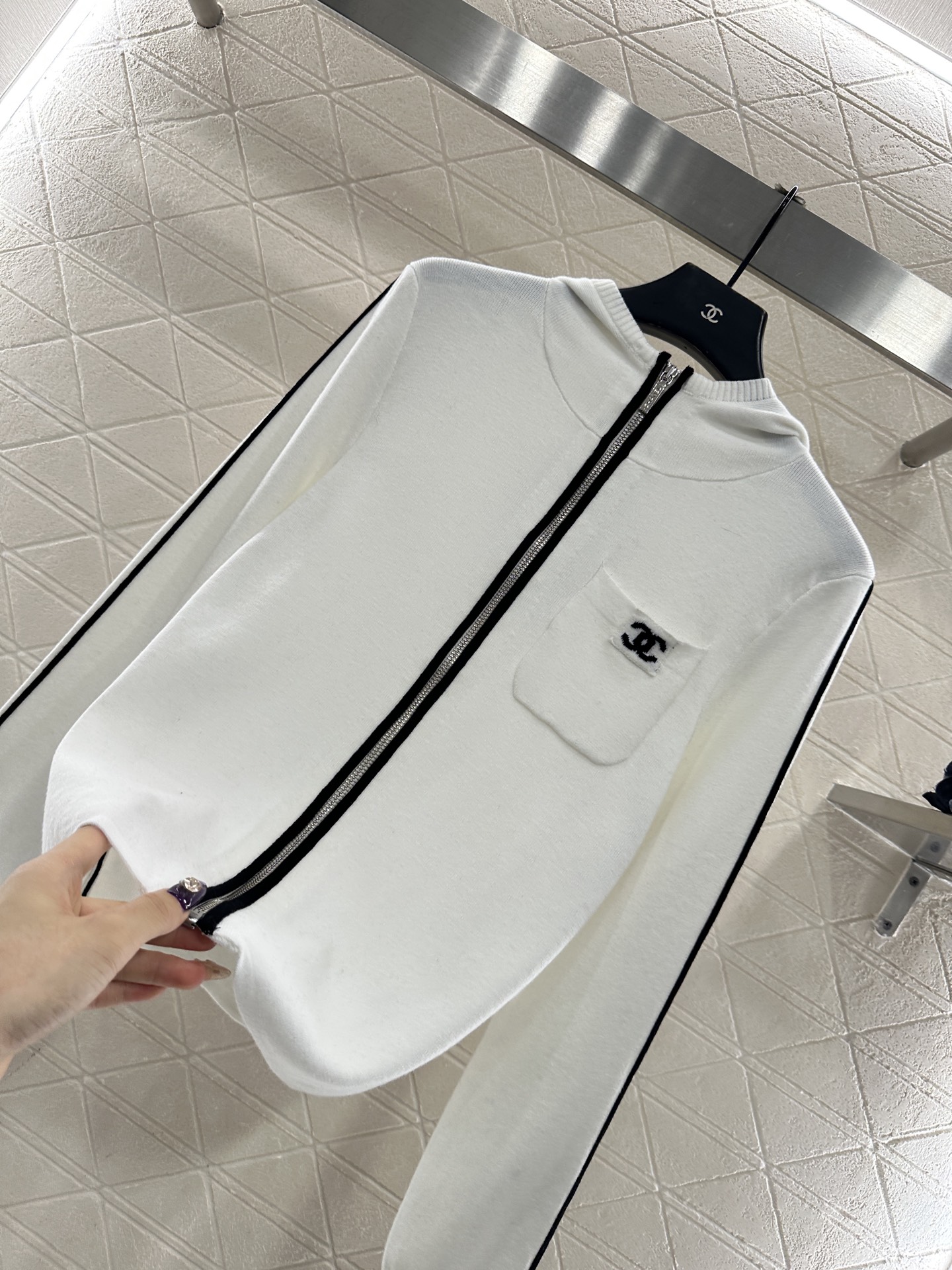 ♥Chane*♥2025新品上架 立体花朵针织马甲定制YB羊毛纱线织造，质感细腻，柔软舒适，圆领针织马甲