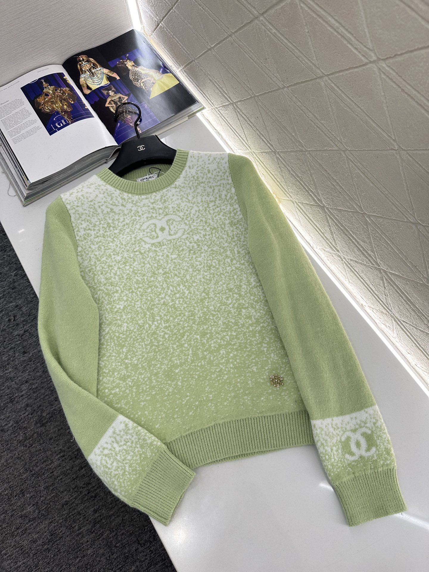 ♥Chane*♥2025新品上架 立体花朵针织马甲定制YB羊毛纱线织造，质感细腻，柔软舒适，圆领针织马甲