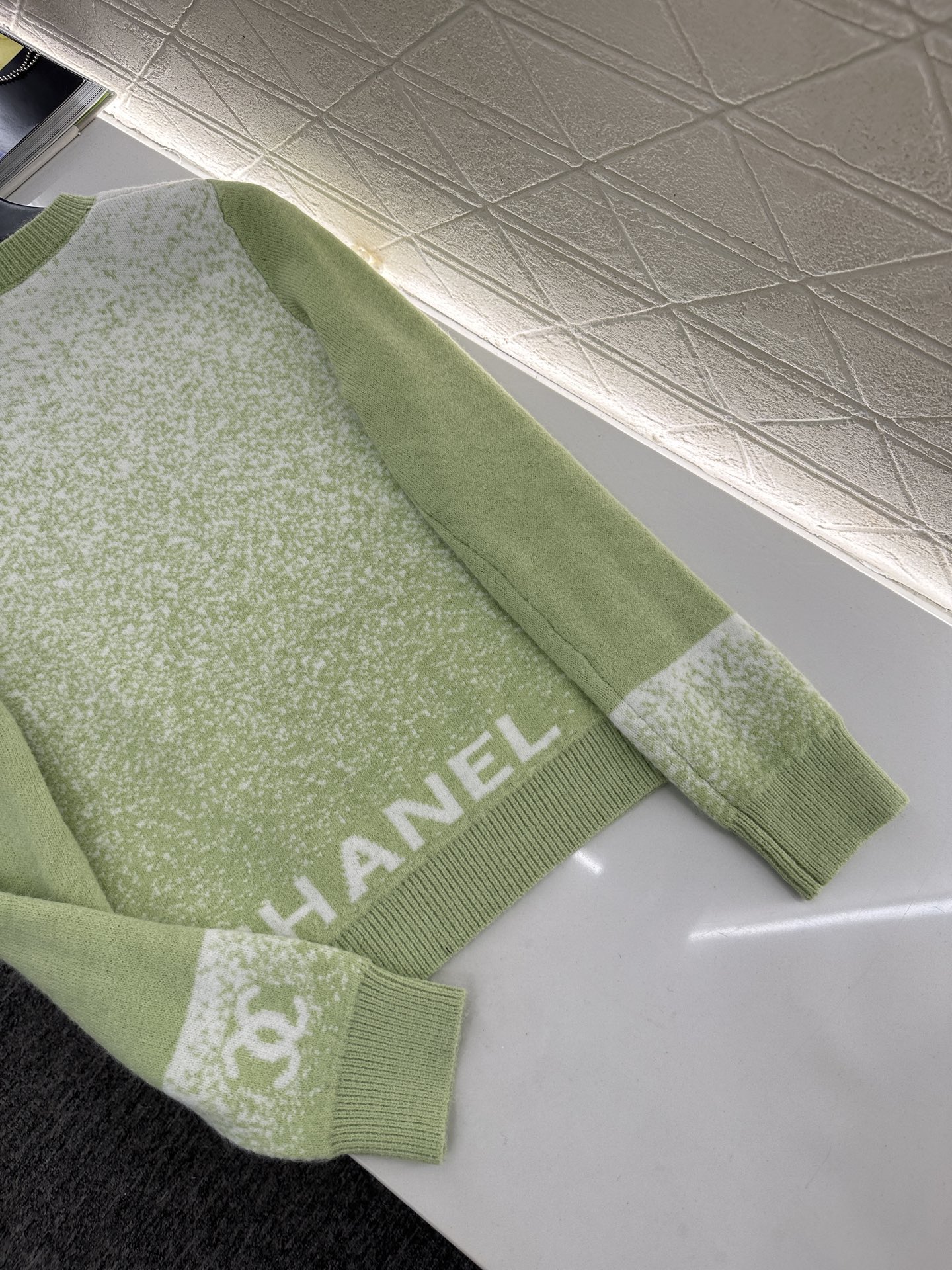 ♥Chane*♥2025新品上架 立体花朵针织马甲定制YB羊毛纱线织造，质感细腻，柔软舒适，圆领针织马甲