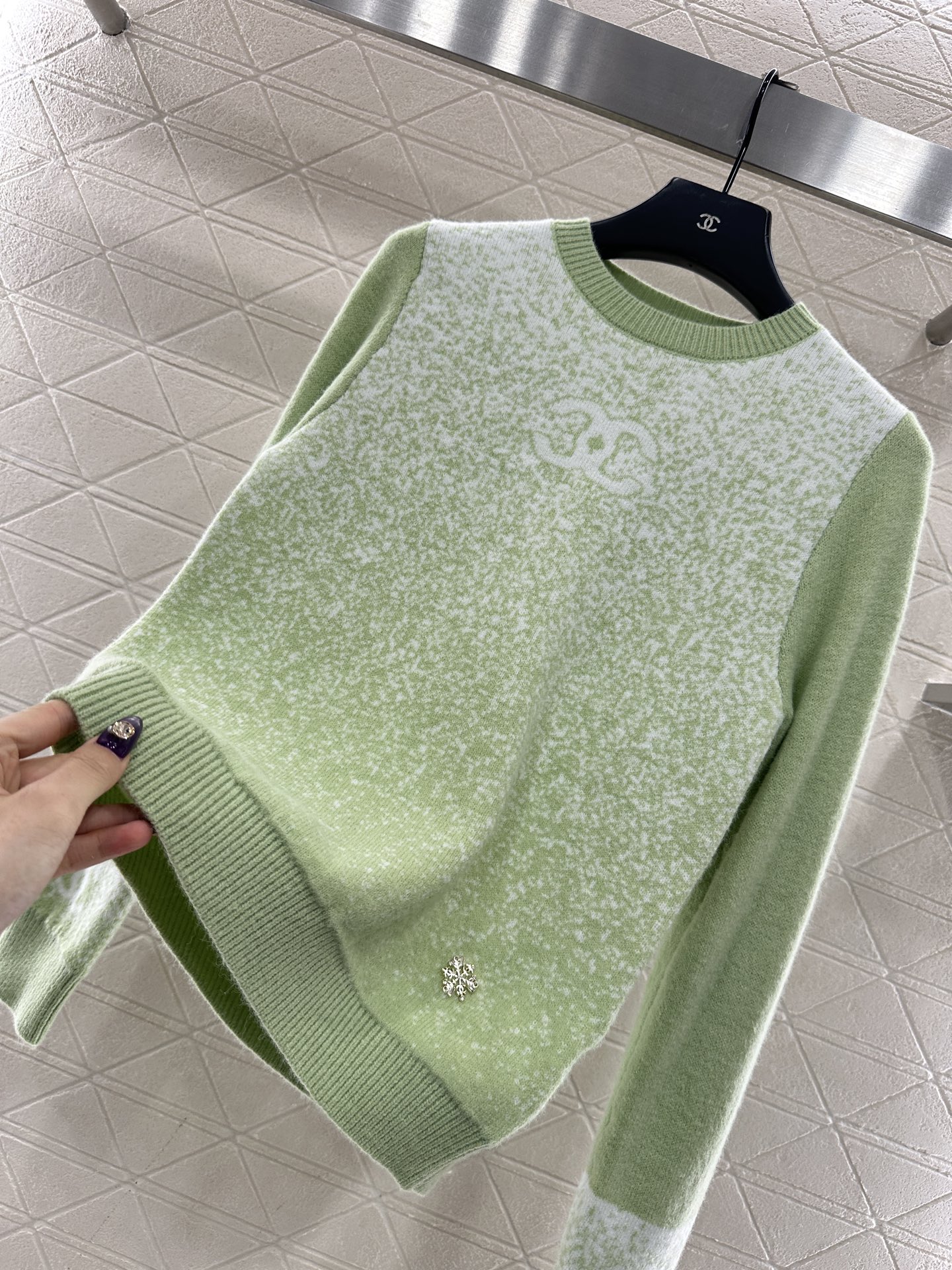 ♥Chane*♥2025新品上架 立体花朵针织马甲定制YB羊毛纱线织造，质感细腻，柔软舒适，圆领针织马甲