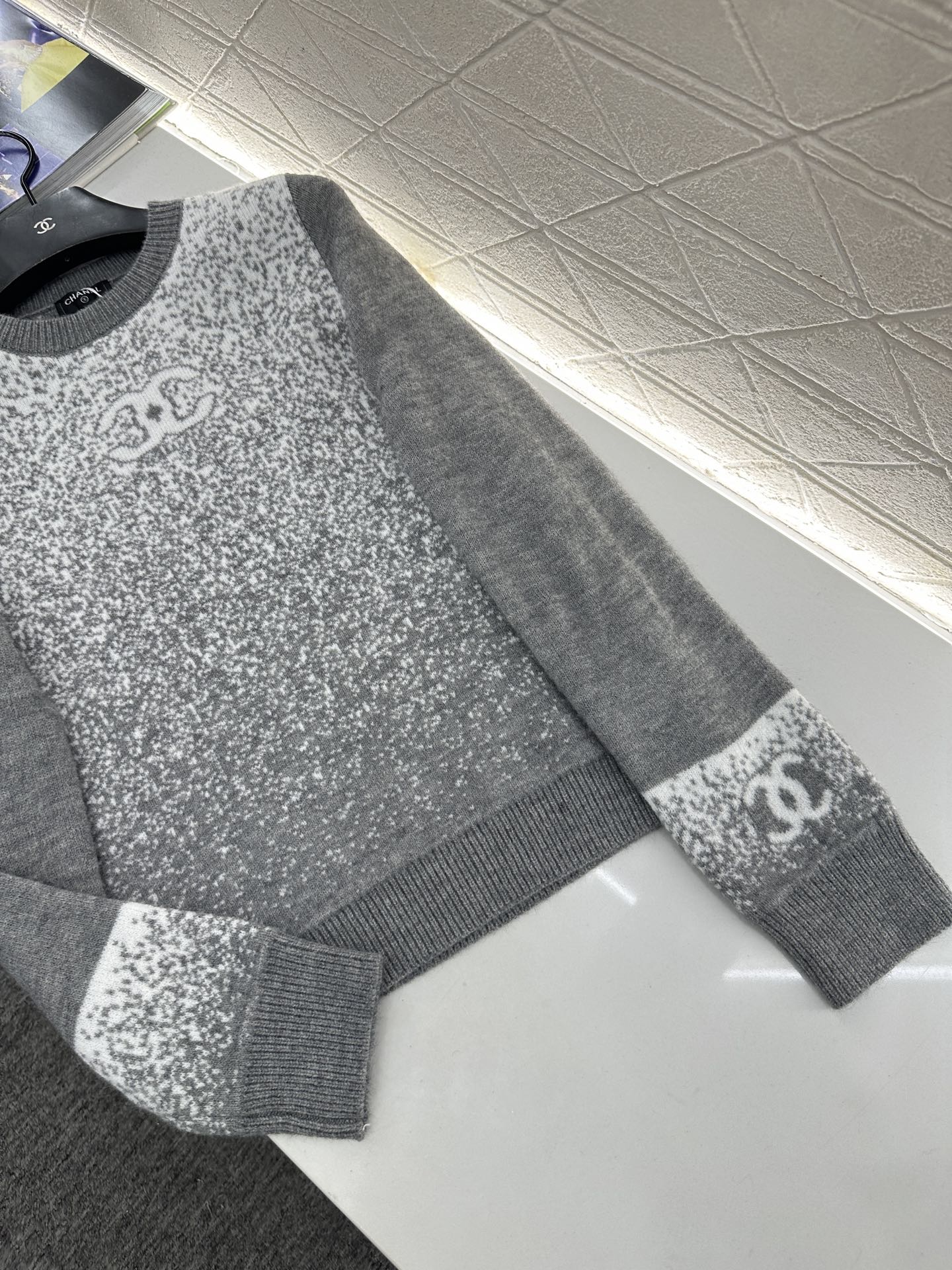 ♥Chane*♥2025新品上架 立体花朵针织马甲定制YB羊毛纱线织造，质感细腻，柔软舒适，圆领针织马甲