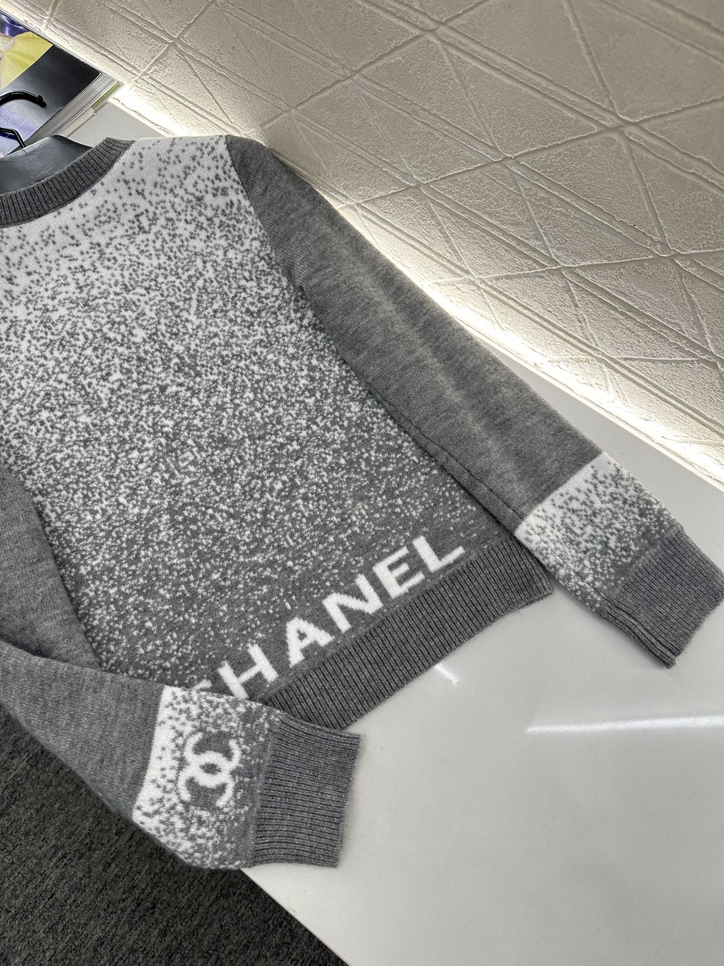 ♥Chane*♥2025新品上架 立体花朵针织马甲定制YB羊毛纱线织造，质感细腻，柔软舒适，圆领针织马甲