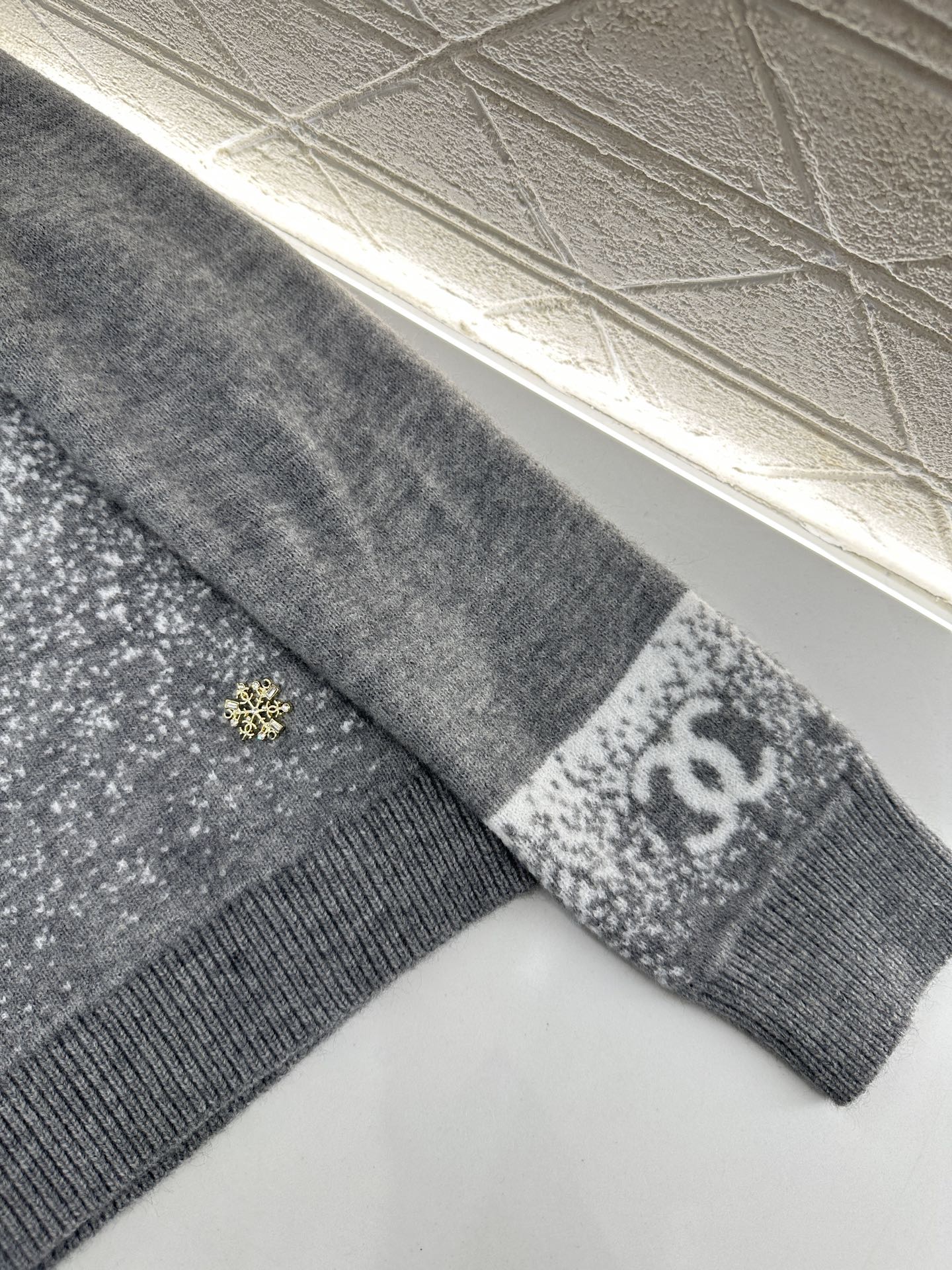 ♥Chane*♥2025新品上架 立体花朵针织马甲定制YB羊毛纱线织造，质感细腻，柔软舒适，圆领针织马甲