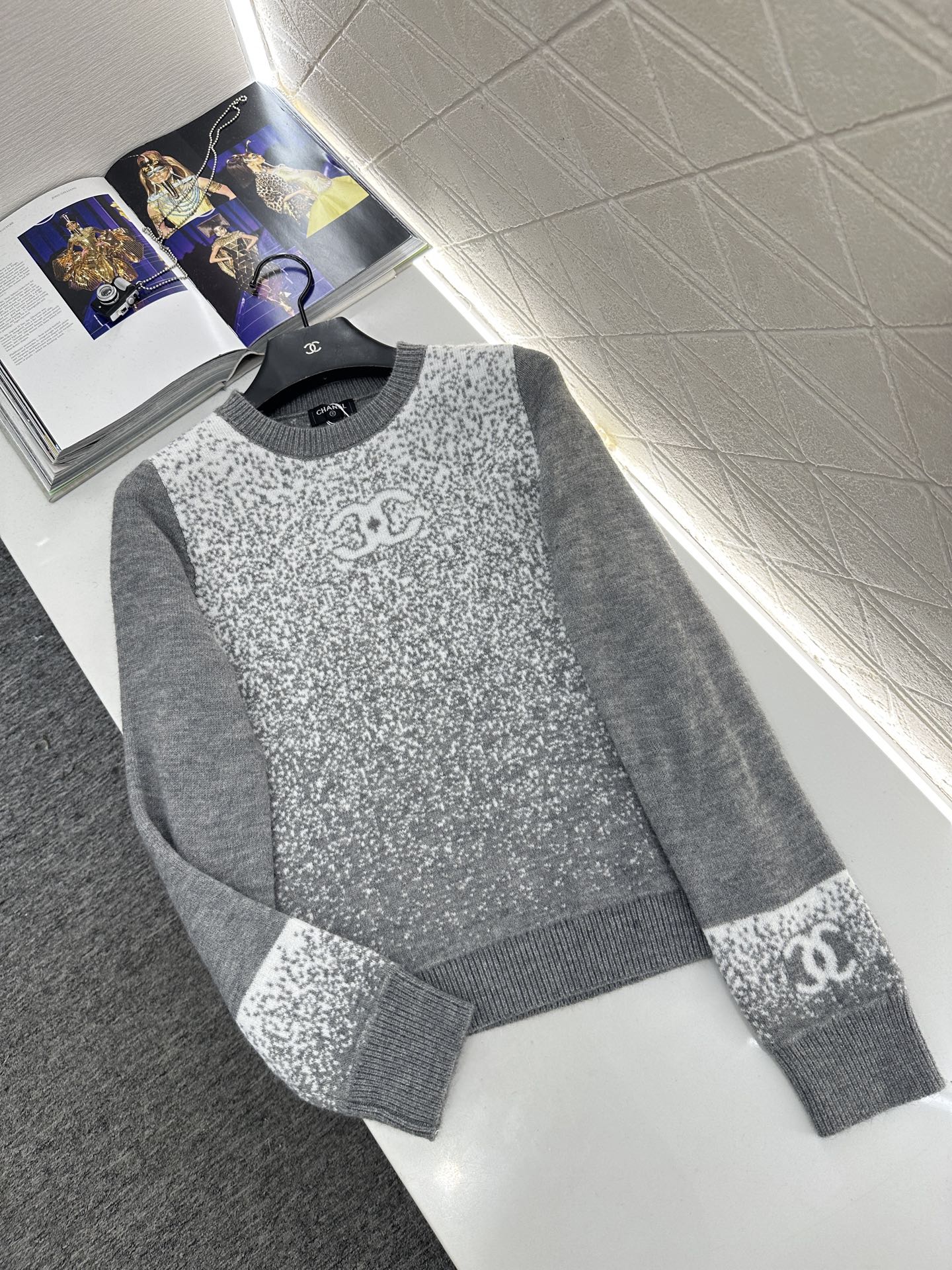 ♥Chane*♥2025新品上架 立体花朵针织马甲定制YB羊毛纱线织造，质感细腻，柔软舒适，圆领针织马甲