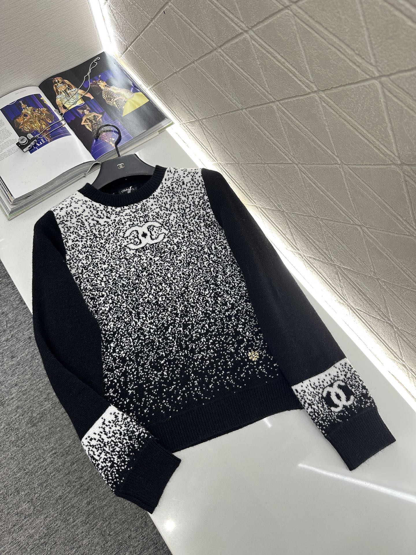 ♥Chane*♥2025新品上架 渐变针织套头毛衣定制YB羊毛纱线织造，质感细腻，穿搭舒适，宽松套头毛衣