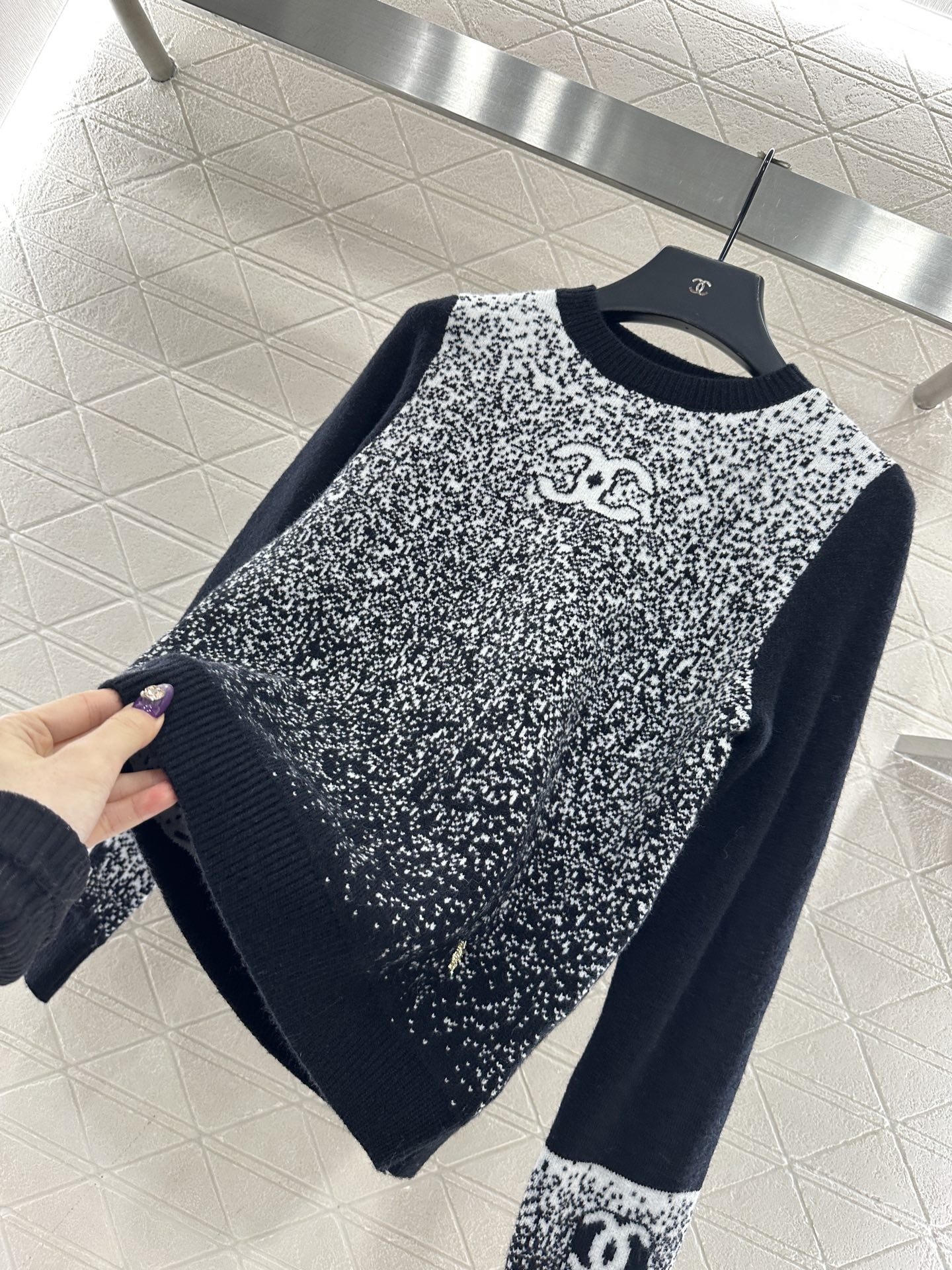 ♥Chane*♥2025新品上架 渐变针织套头毛衣定制YB羊毛纱线织造，质感细腻，穿搭舒适，宽松套头毛衣