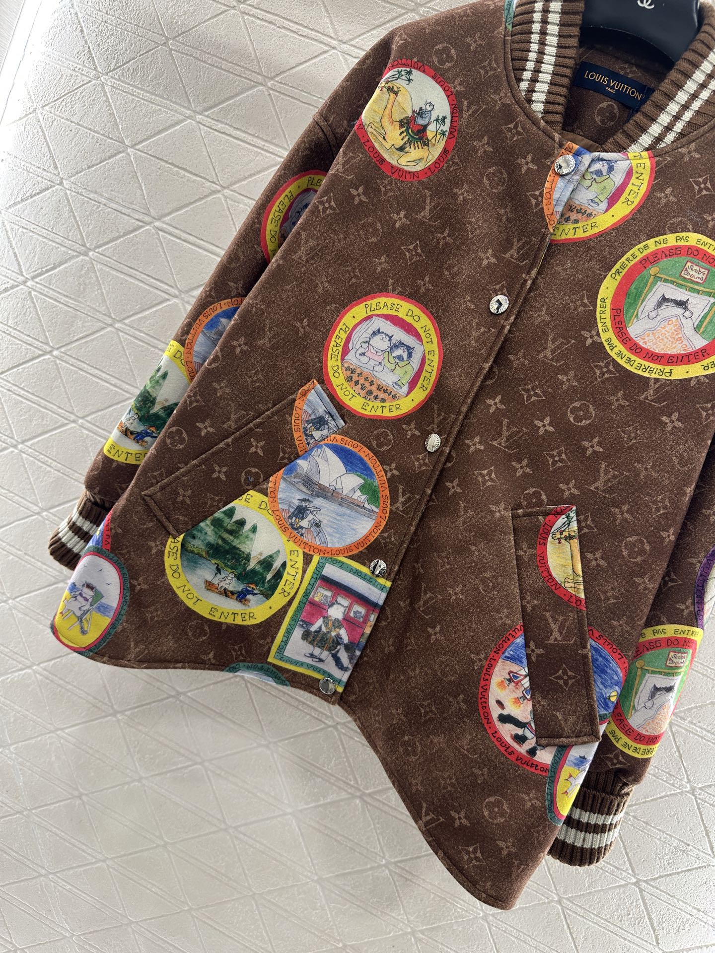 ♥Louis Vuitto*♥2025新品上架 徽章印花廓形外套定制YB进口羊毛呢材质，质感字母，穿搭有