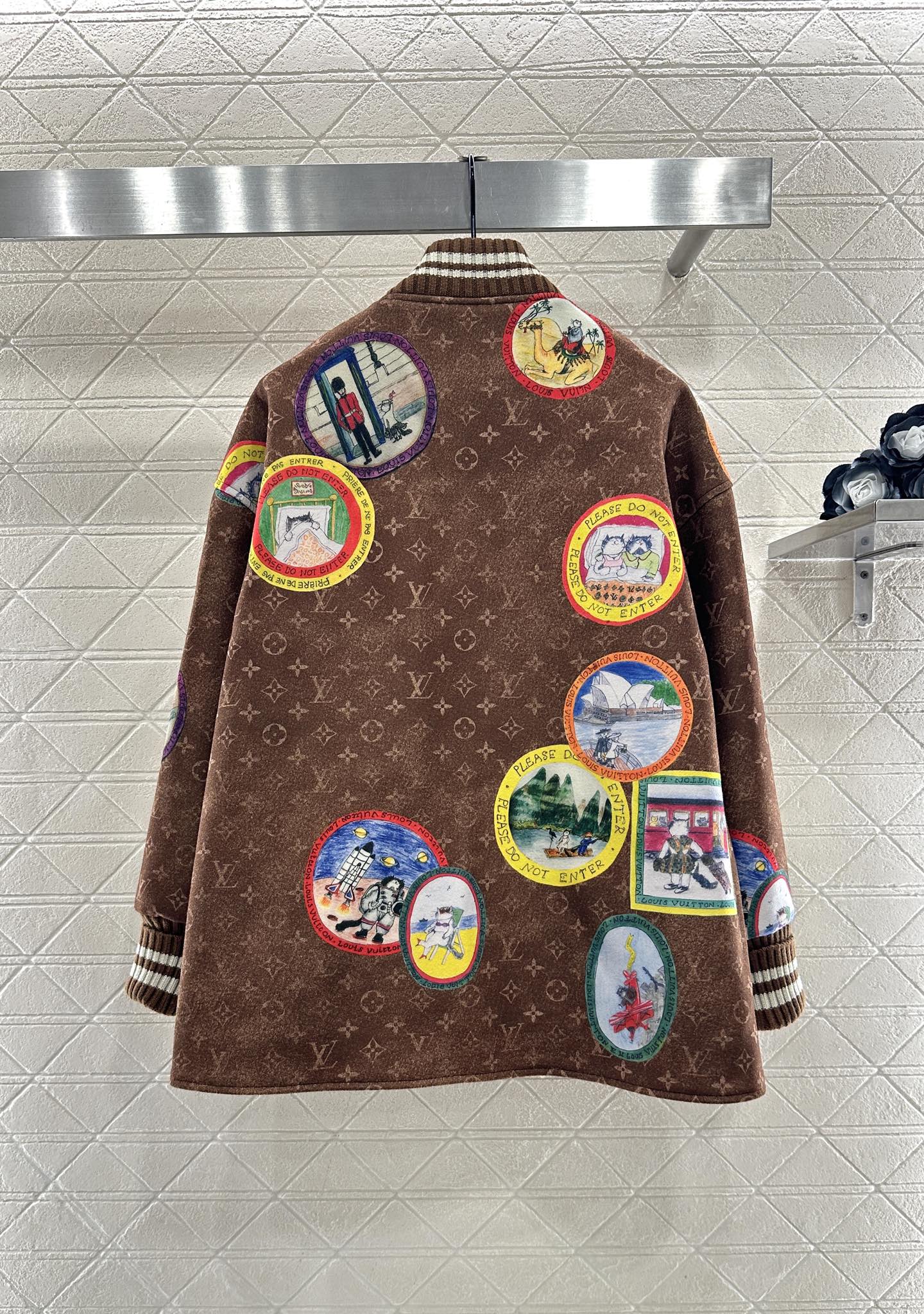 ♥Louis Vuitto*♥2025新品上架 徽章印花廓形外套定制YB进口羊毛呢材质，质感字母，穿搭有