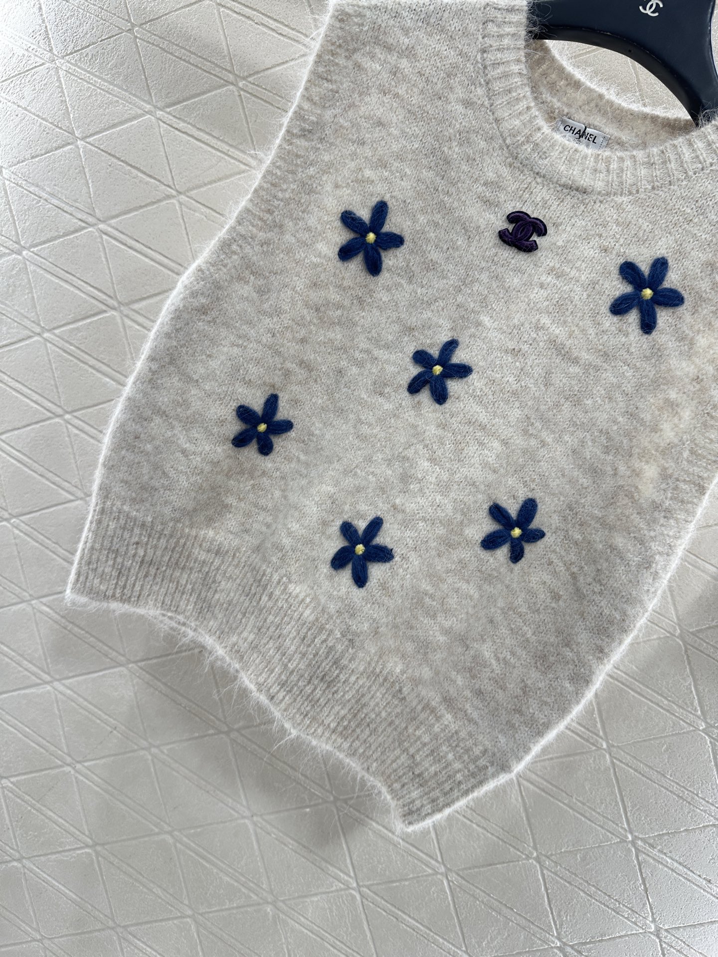 ♥Chane*♥2025新品上架 立体花朵针织马甲定制YB羊毛纱线织造，质感细腻，柔软舒适，圆领针织马甲
