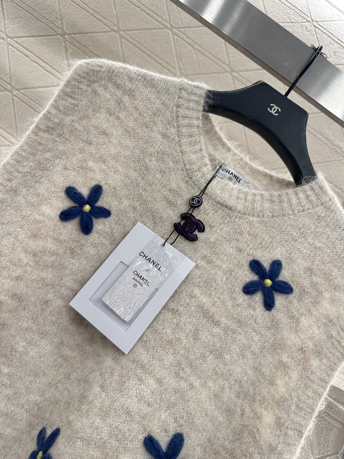 ♥Chane*♥2025新品上架 立体花朵针织马甲定制YB羊毛纱线织造，质感细腻，柔软舒适，圆领针织马甲