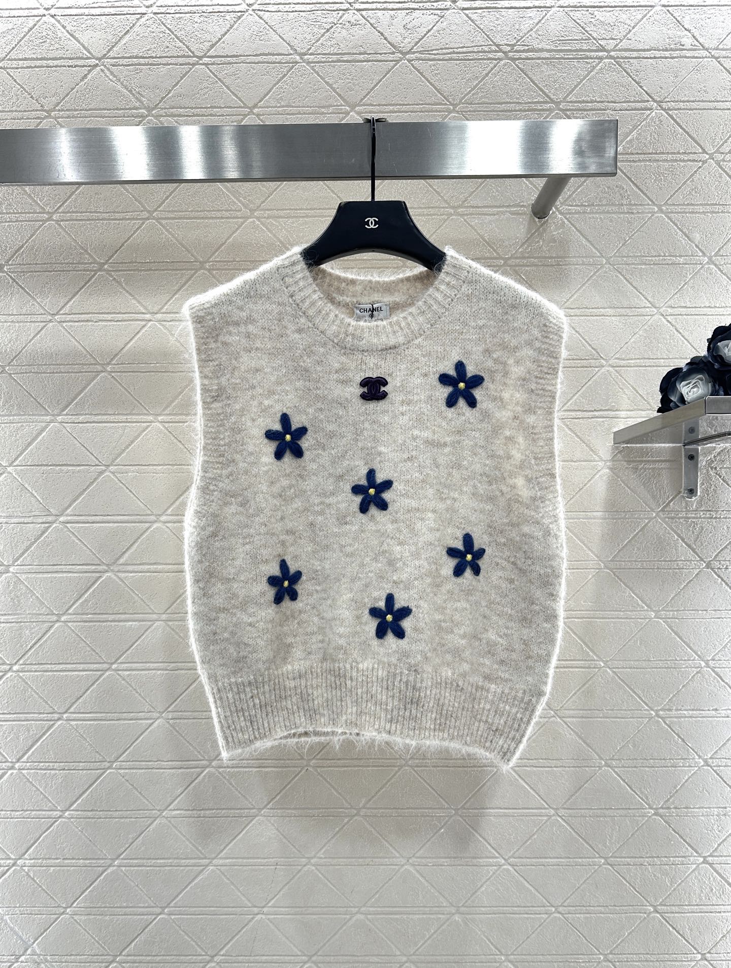♥Chane*♥2025新品上架 立体花朵针织马甲定制YB羊毛纱线织造，质感细腻，柔软舒适，圆领针织马甲