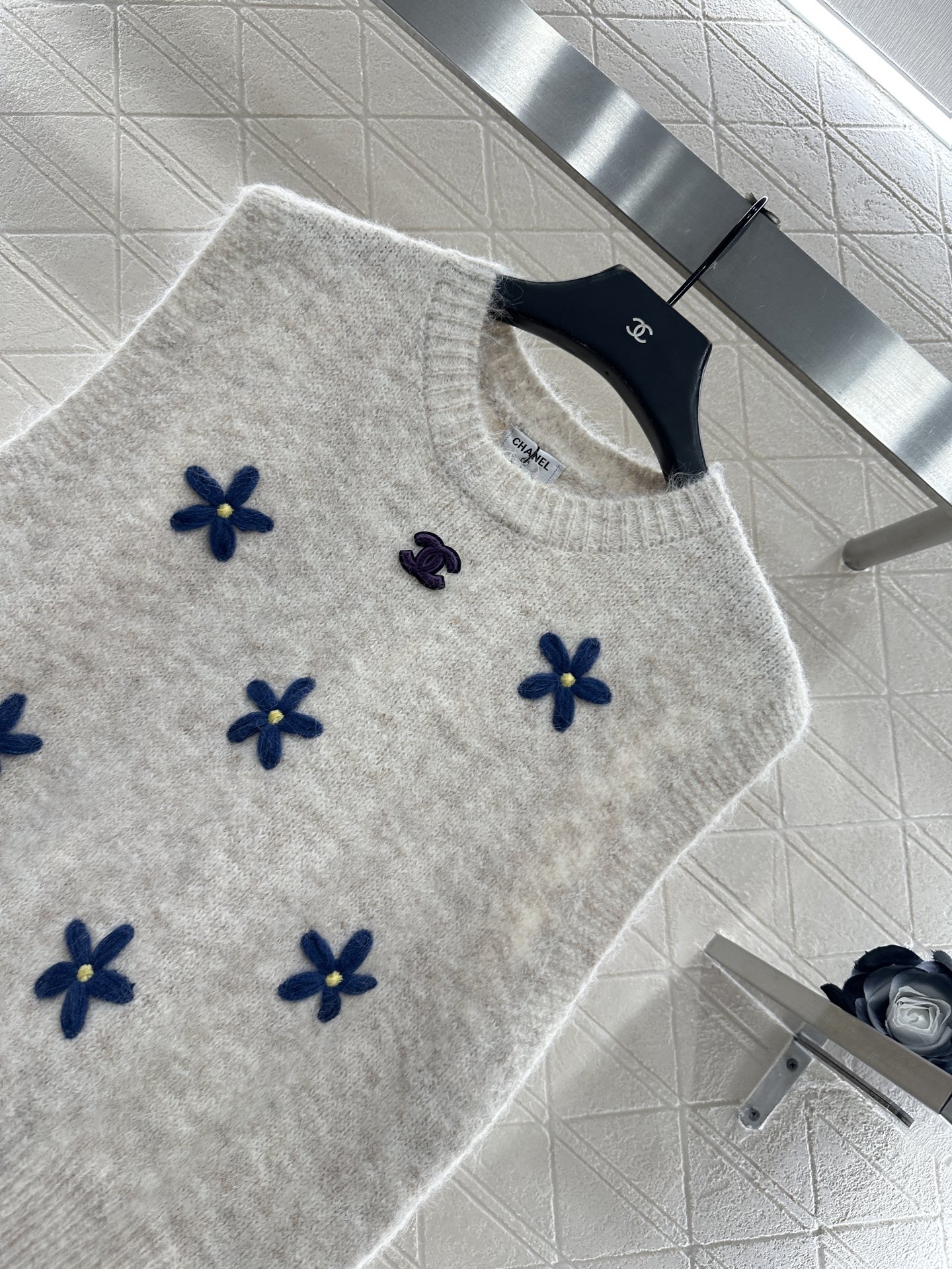 ♥Chane*♥2025新品上架 立体花朵针织马甲定制YB羊毛纱线织造，质感细腻，柔软舒适，圆领针织马甲