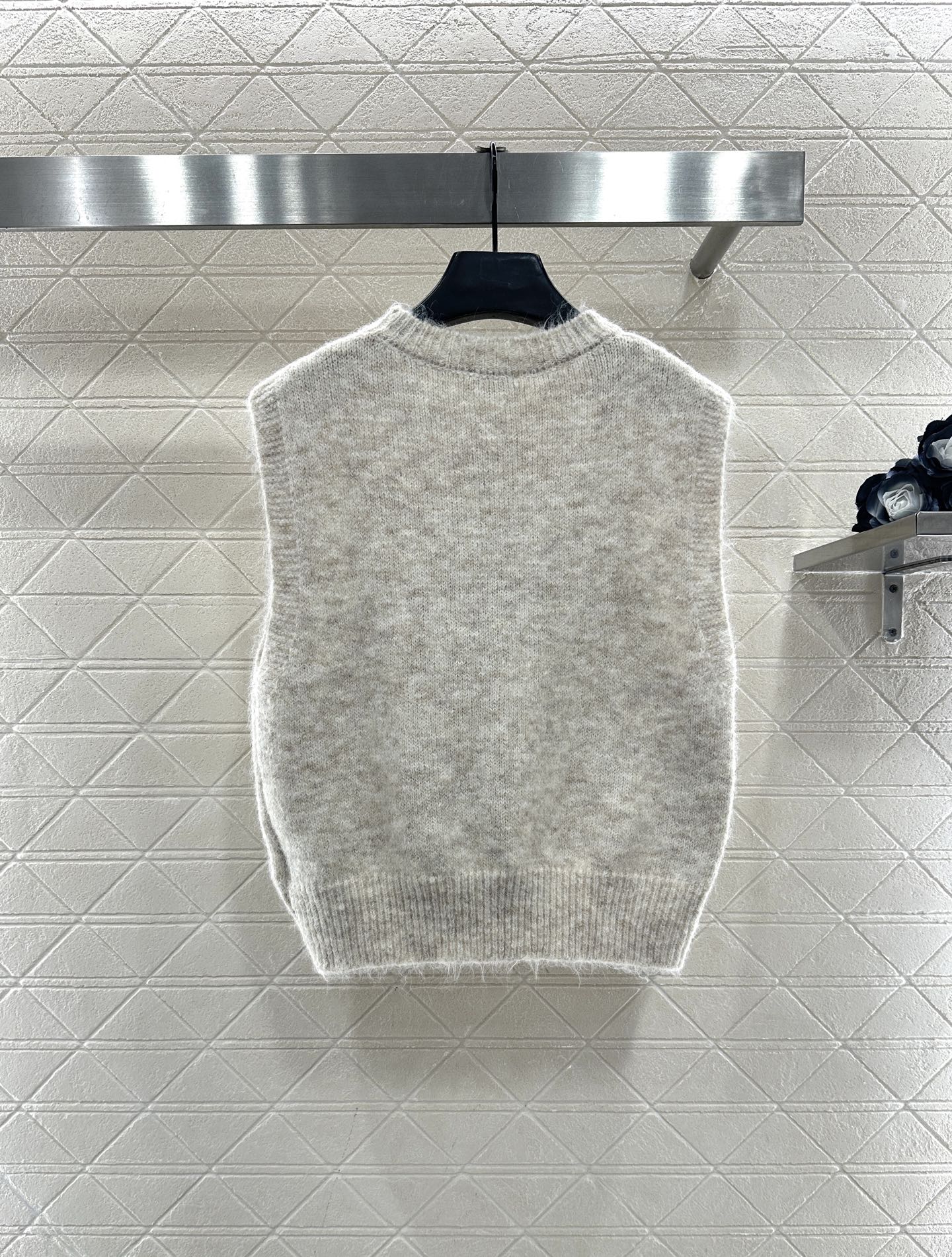 ♥Chane*♥2025新品上架 立体花朵针织马甲定制YB羊毛纱线织造，质感细腻，柔软舒适，圆领针织马甲