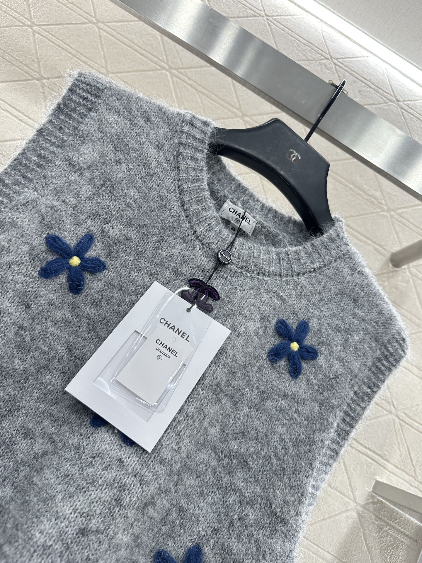 ♥Chane*♥2025新品上架 立体花朵针织马甲定制YB羊毛纱线织造，质感细腻，柔软舒适，圆领针织马甲