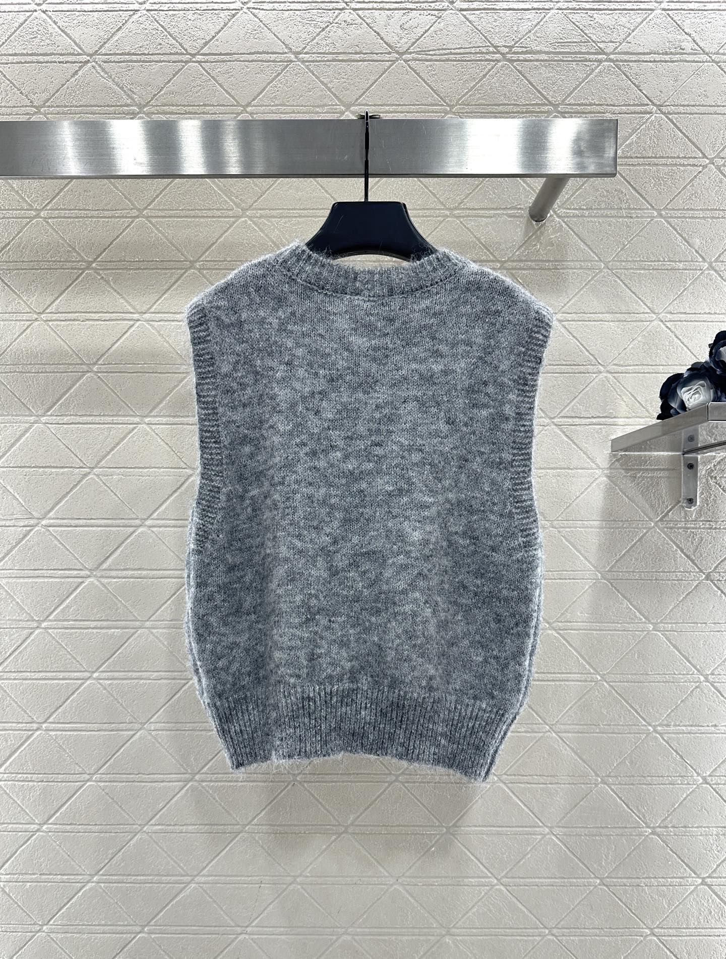 ♥Chane*♥2025新品上架 立体花朵针织马甲定制YB羊毛纱线织造，质感细腻，柔软舒适，圆领针织马甲