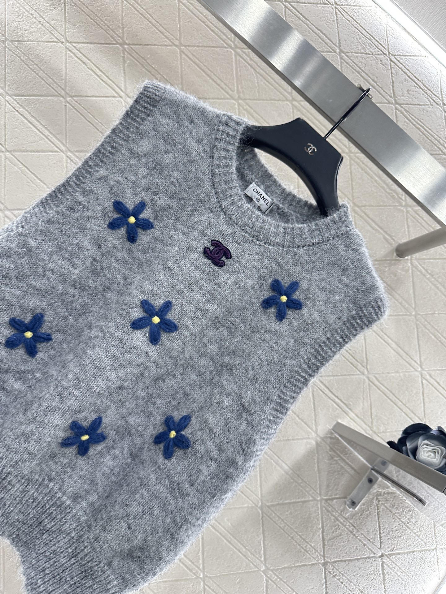 ♥Chane*♥2025新品上架 立体花朵针织马甲定制YB羊毛纱线织造，质感细腻，柔软舒适，圆领针织马甲