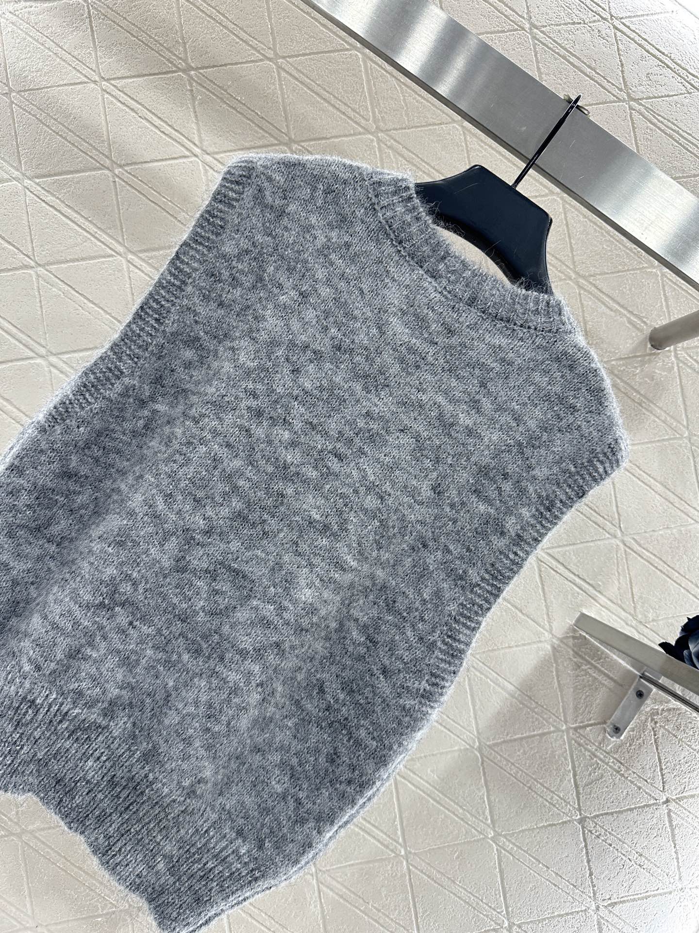 ♥Chane*♥2025新品上架 立体花朵针织马甲定制YB羊毛纱线织造，质感细腻，柔软舒适，圆领针织马甲