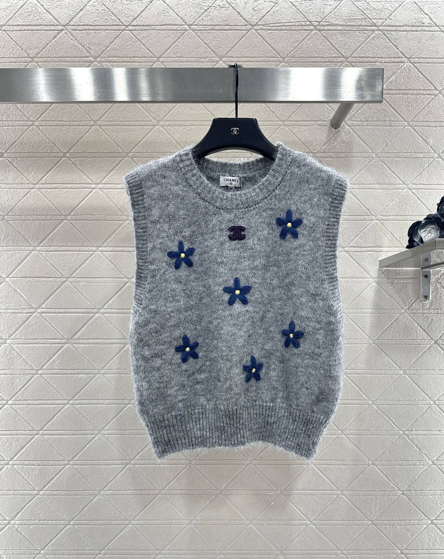 ♥Chane*♥2025新品上架 立体花朵针织马甲定制YB羊毛纱线织造，质感细腻，柔软舒适，圆领针织马甲